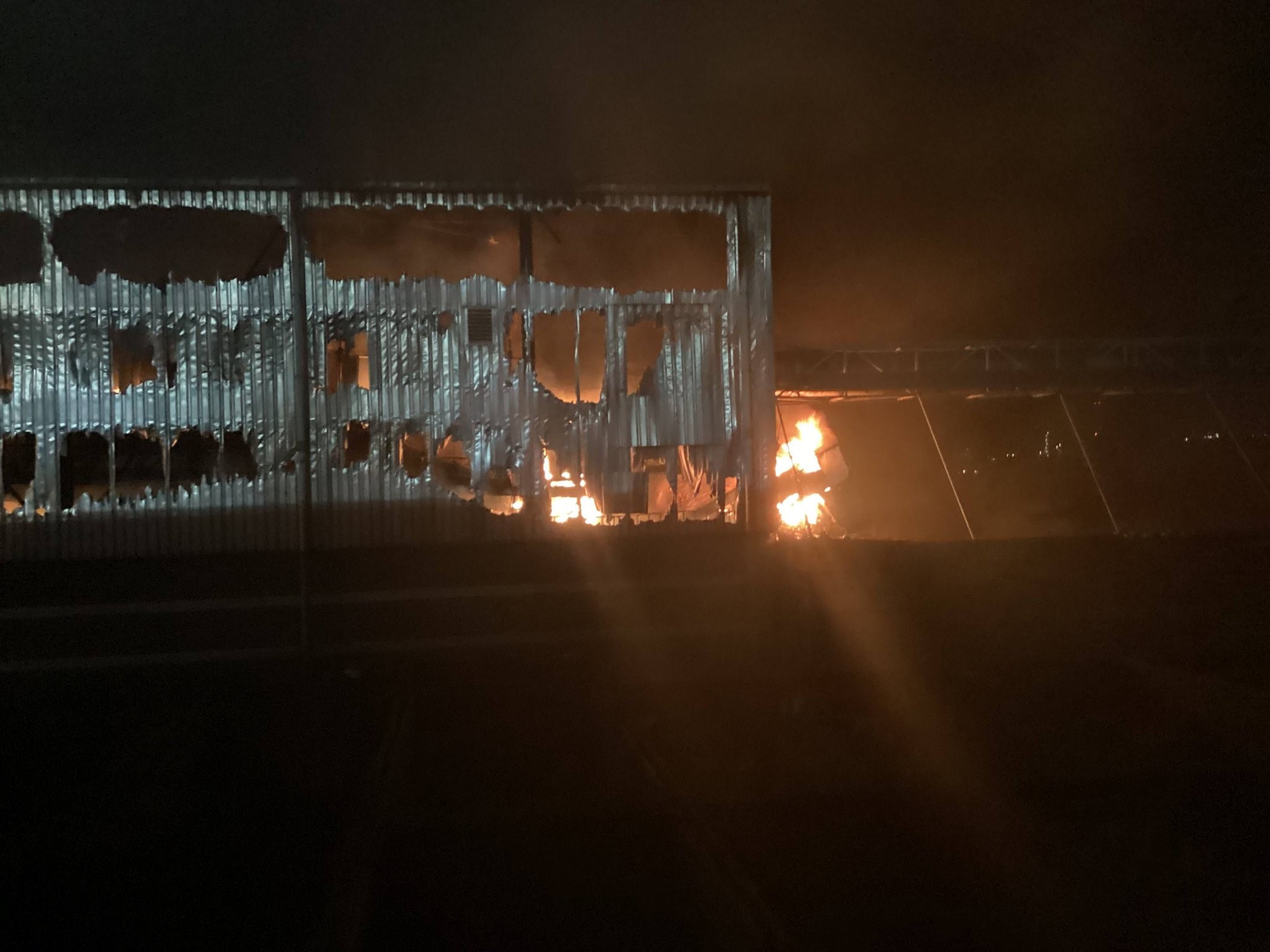 Grote brand in loods vol compost