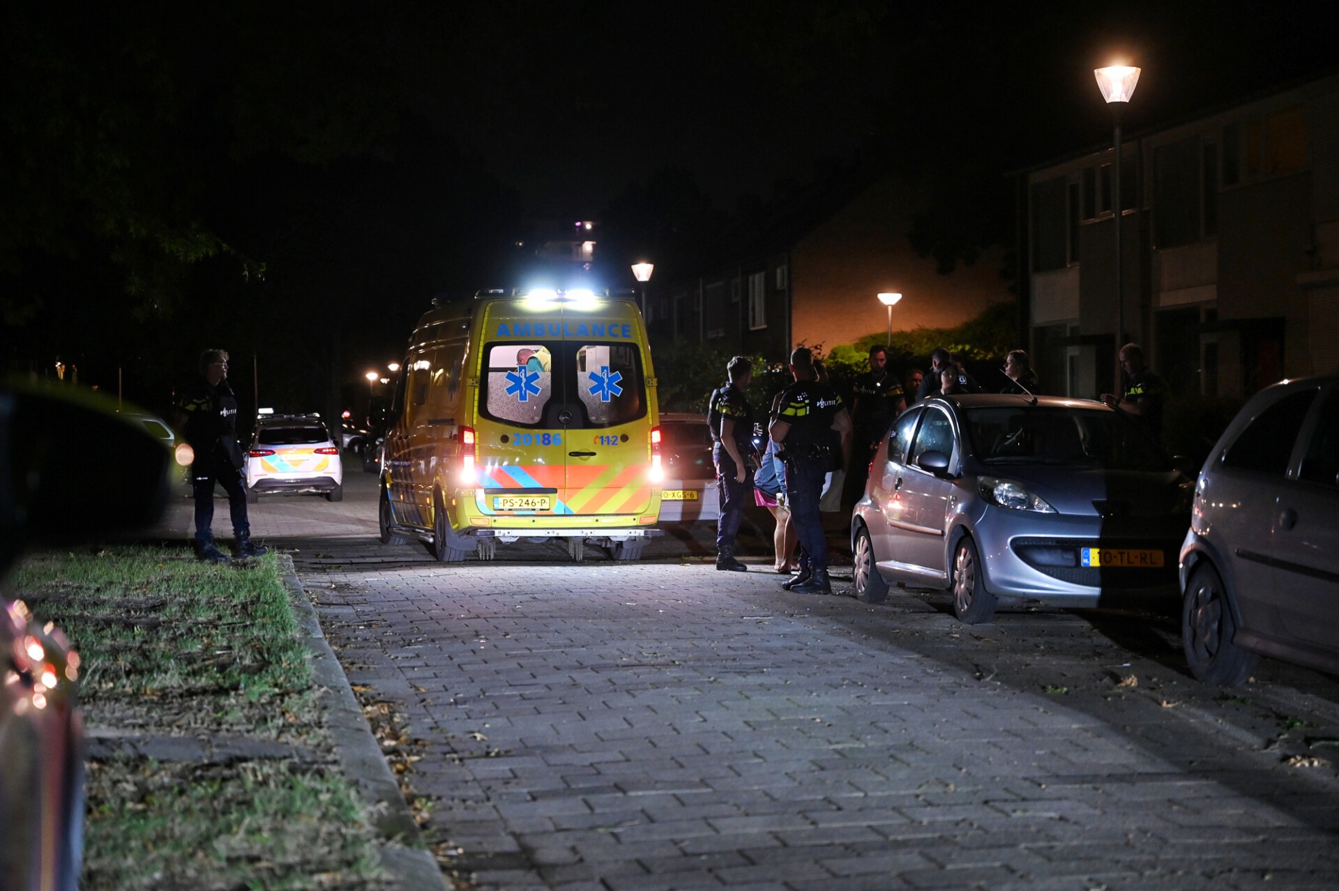 Man zwaargewond na schietpartij voor woning