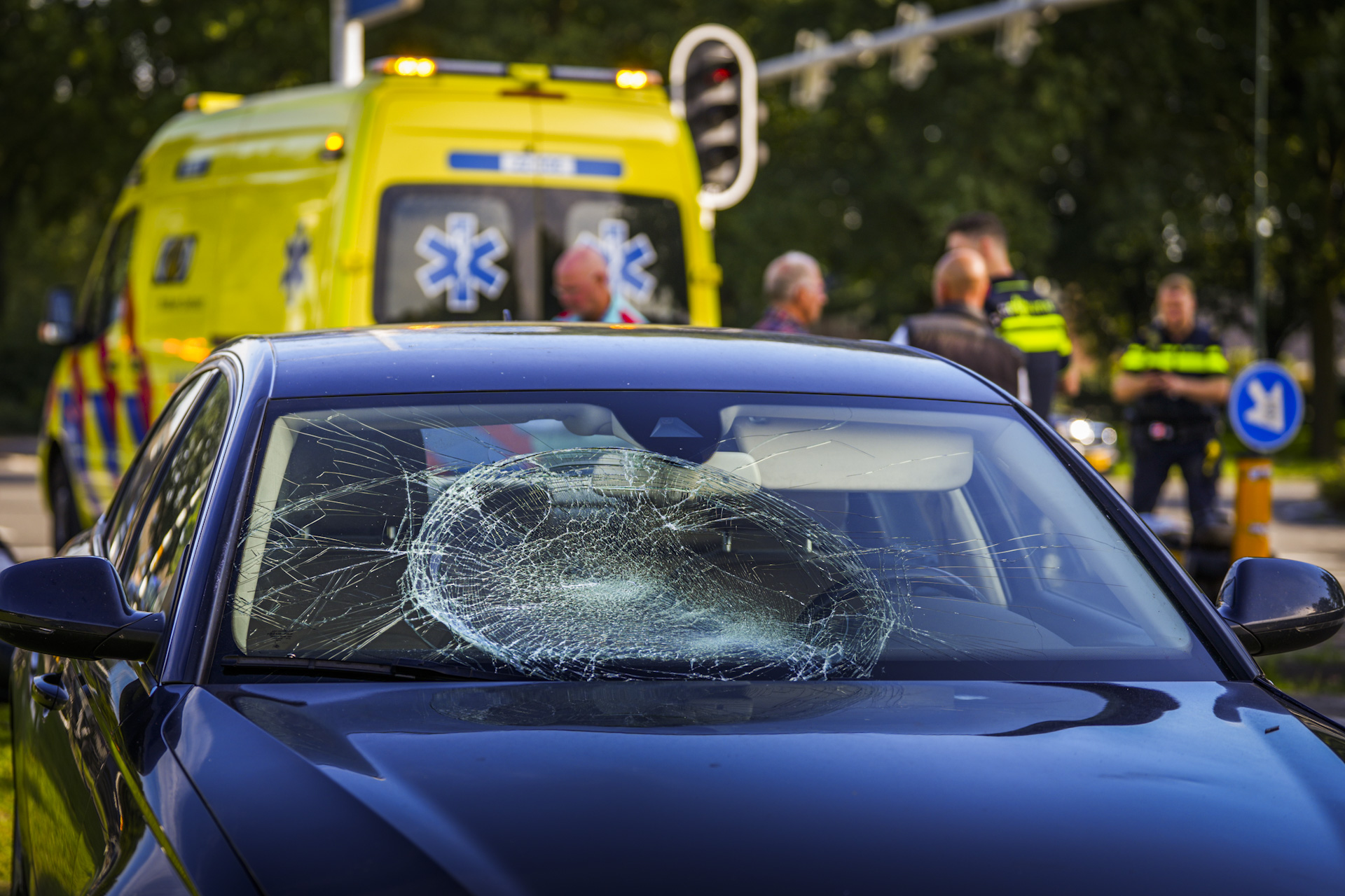 Jongen op scooter geschept door auto en raakt gewond