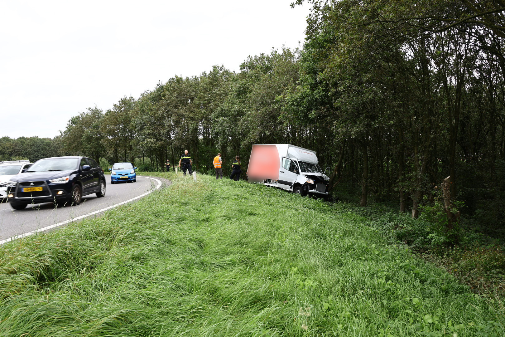Bestelbus raakt van de weg en eindigt tegen boom