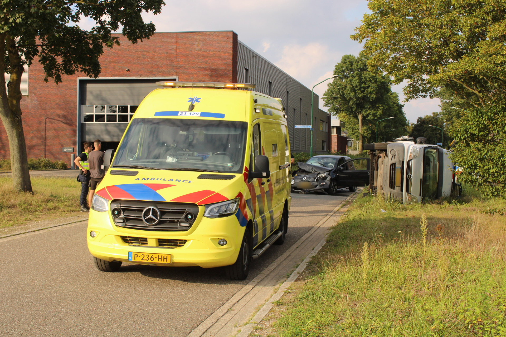 Aanrijding tussen personenauto en bedrijf bus