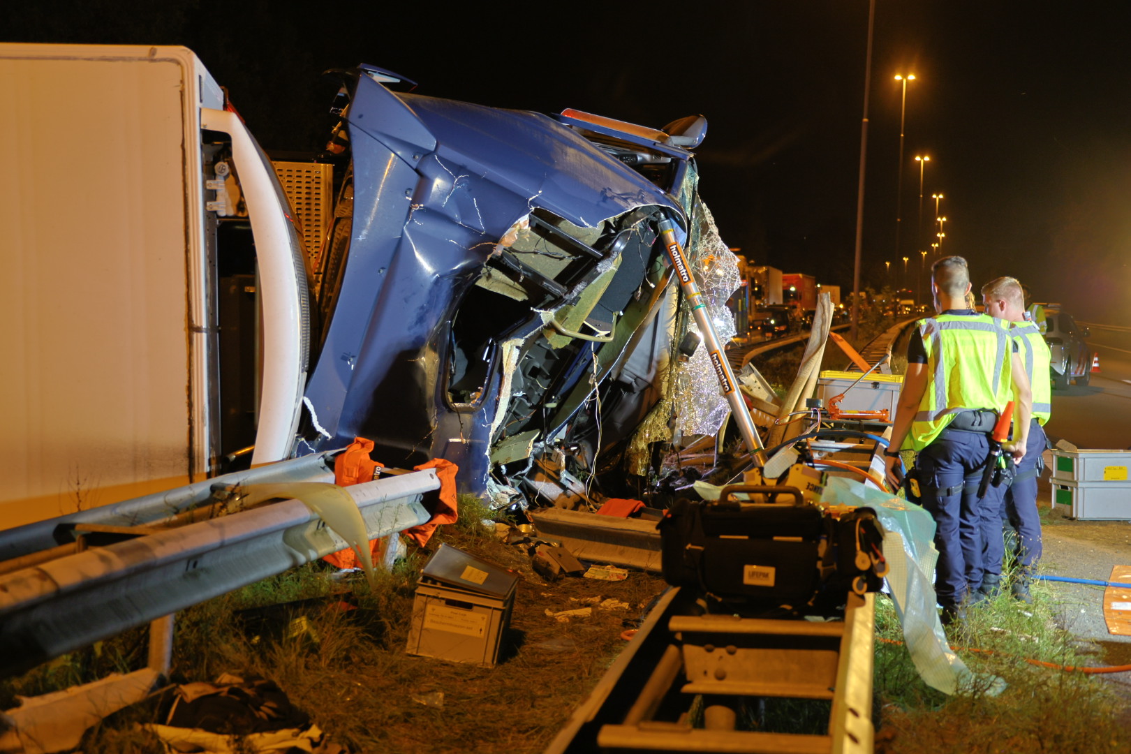 Geschaarde vrachtwagen op snelweg, chauffeur raakt gewond