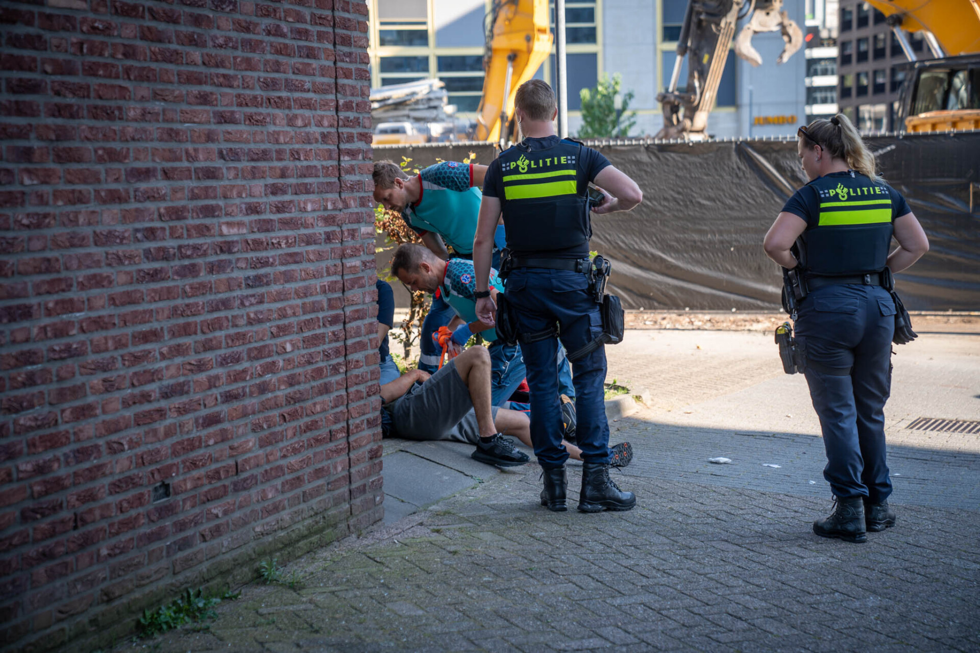 FOTO UPDATE: Man in arm gestoken na aanspreken op iemands gedrag