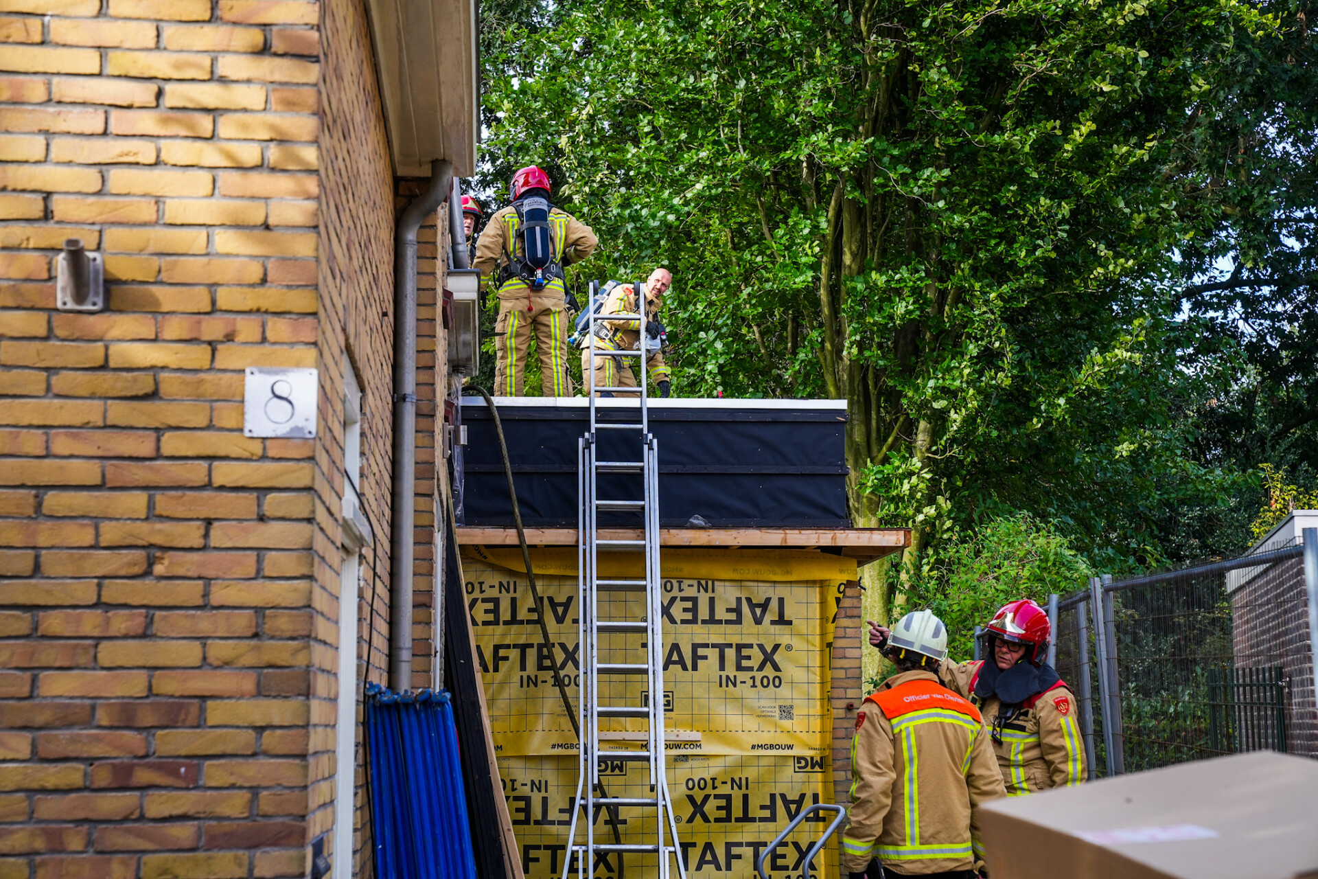 Dak brand tijdens werkzaamheden met bluspoging door dakdekkers