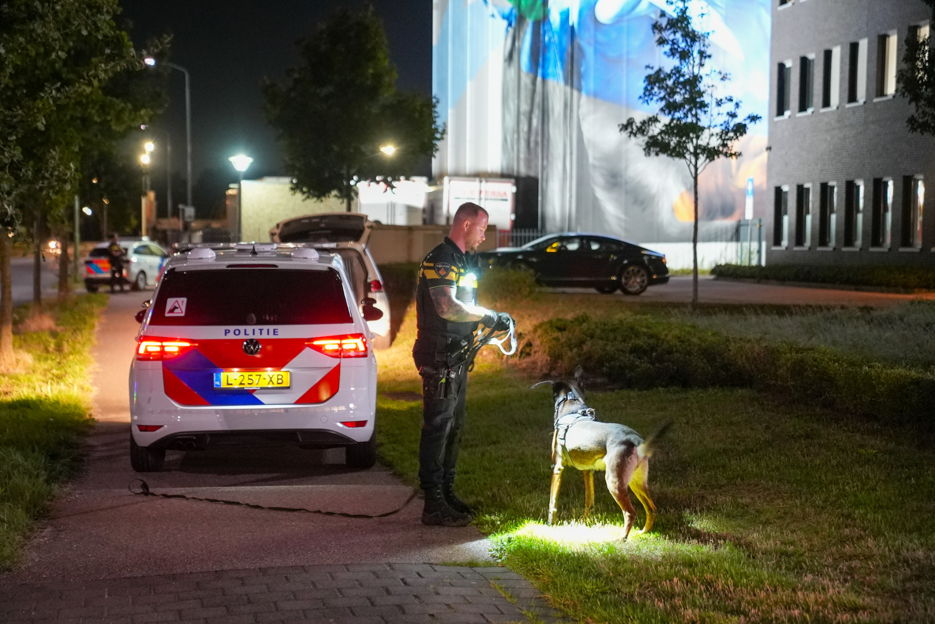 Schoonmaakster overlopen, politie omsingelt kantoor