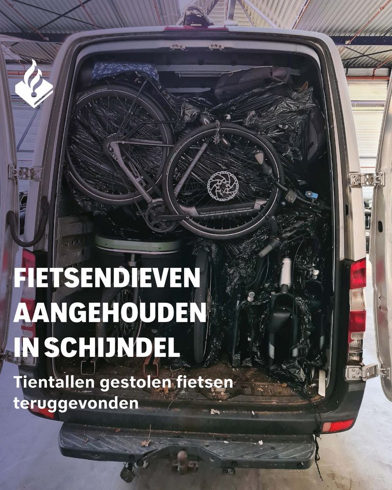 Bestelbus vol met gestolen fietsen aangetroffen, vier aanhoudingen