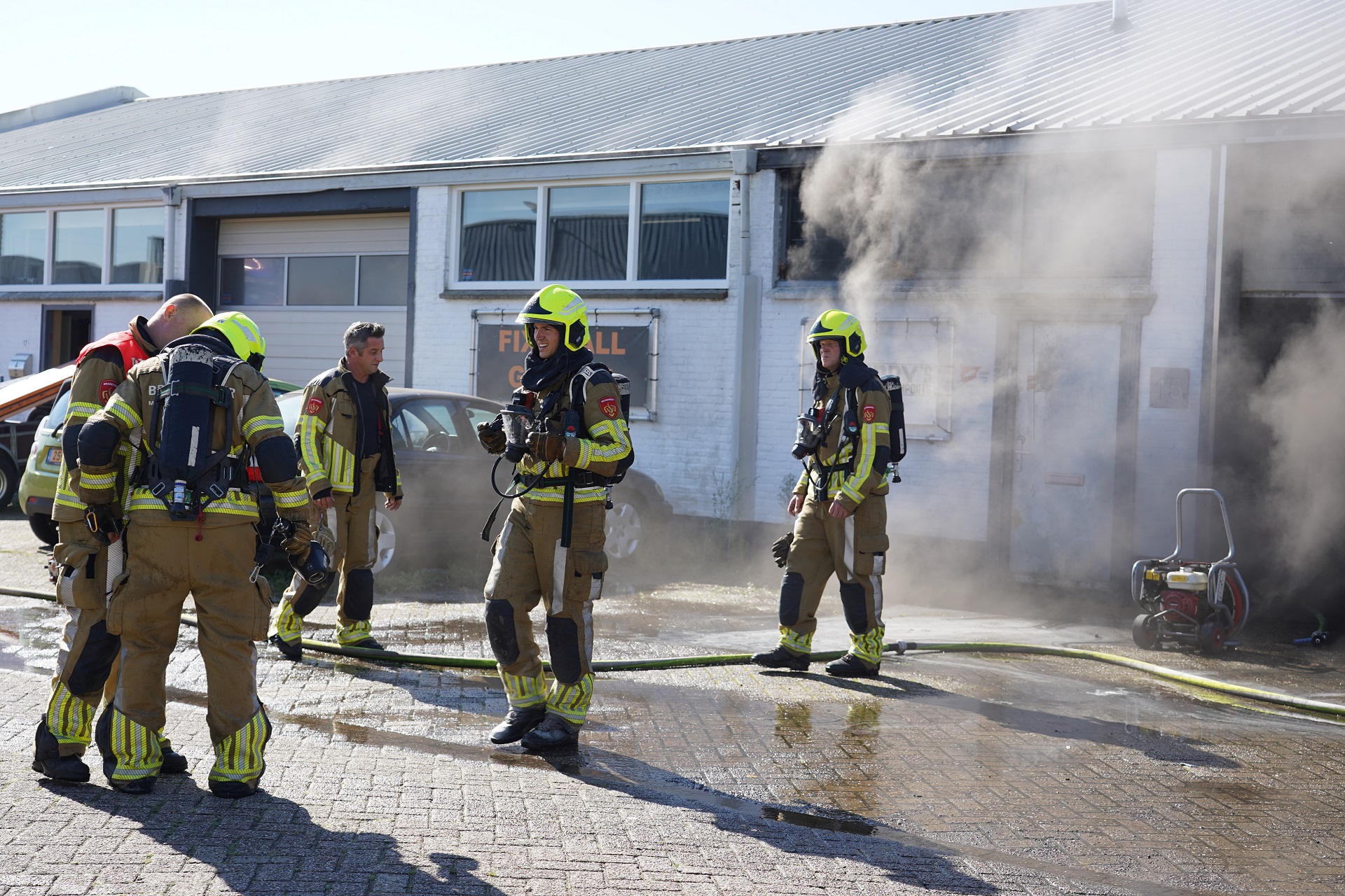 Veel schade na brand bij autobedrijf