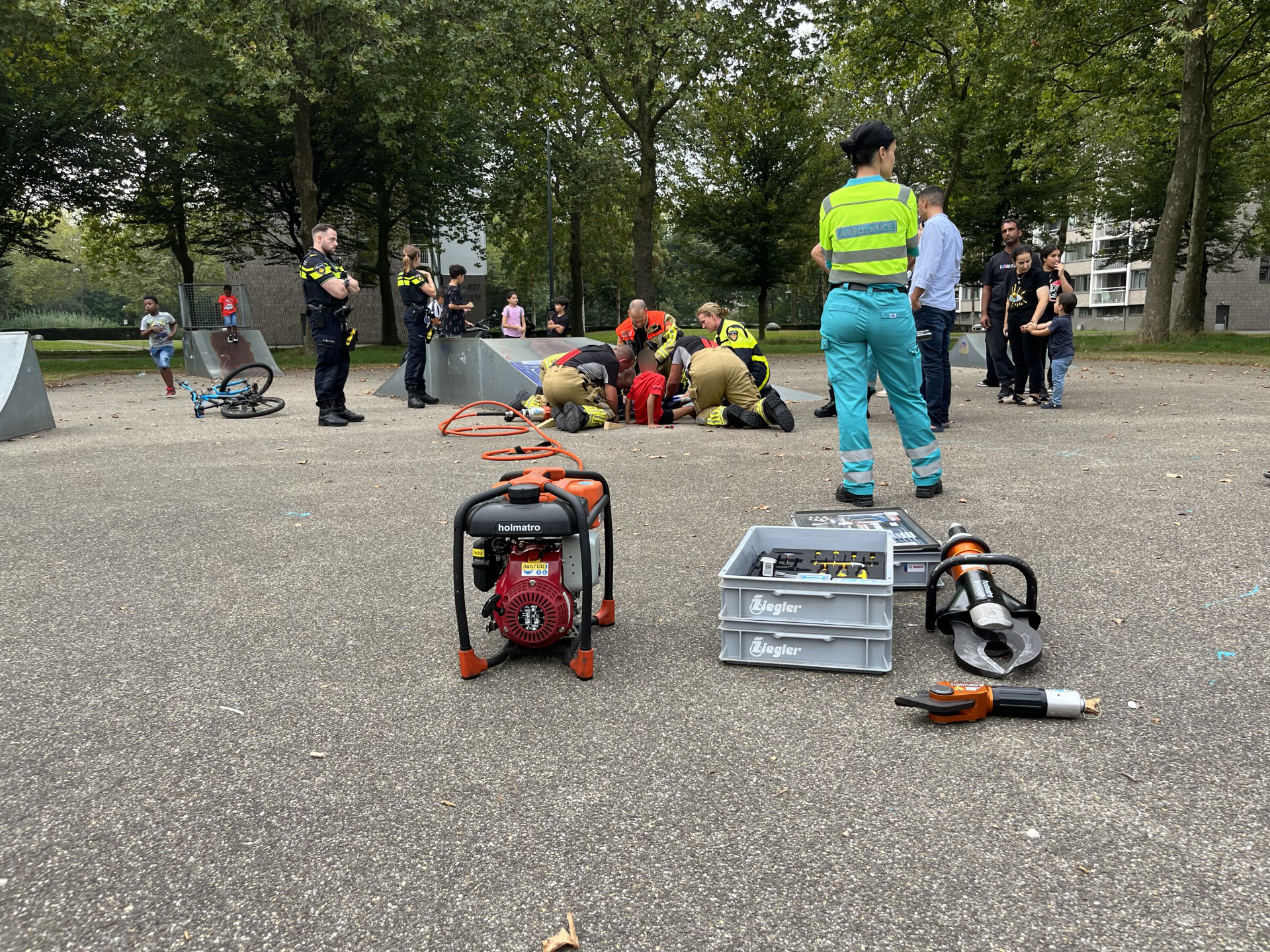 Kind bekneld met voet tussen trapper en frame