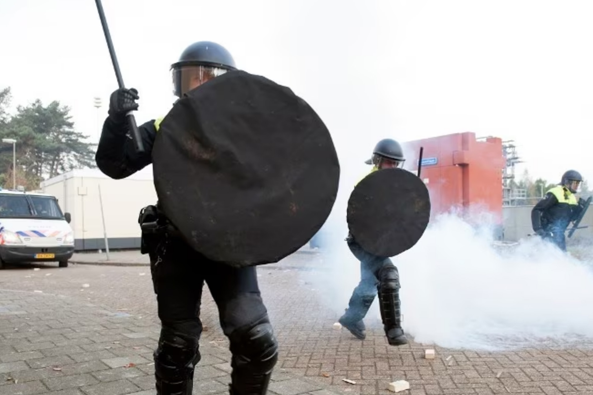 Agenten en relschoppers gewond na voetbalongeregeldheden, negen aanhoudingen