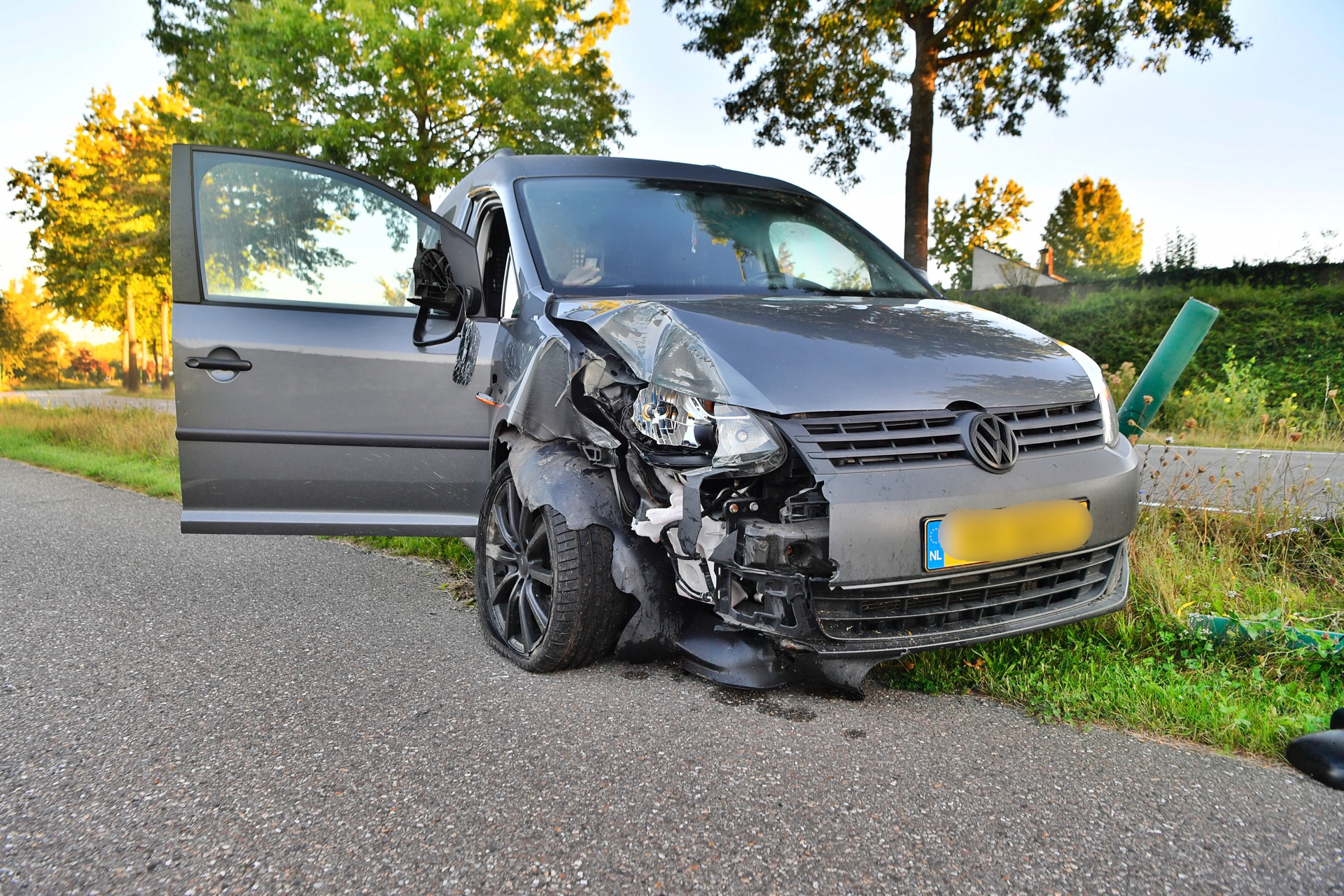 Automobilist raakt afgeleid door autoradio en ramt lantaarnpalen