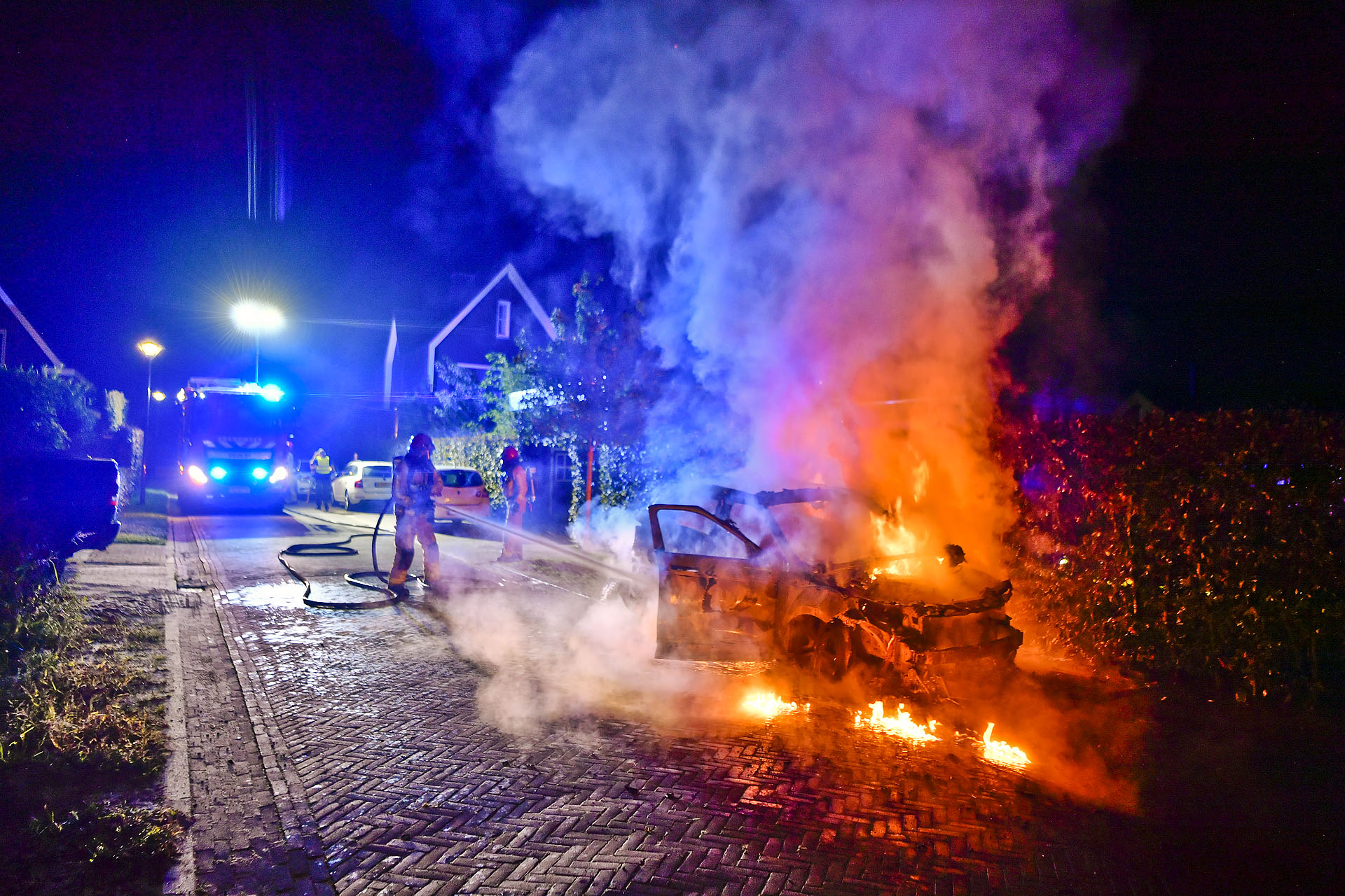 Auto gaat volledig in vlammen op in Valkenswaard