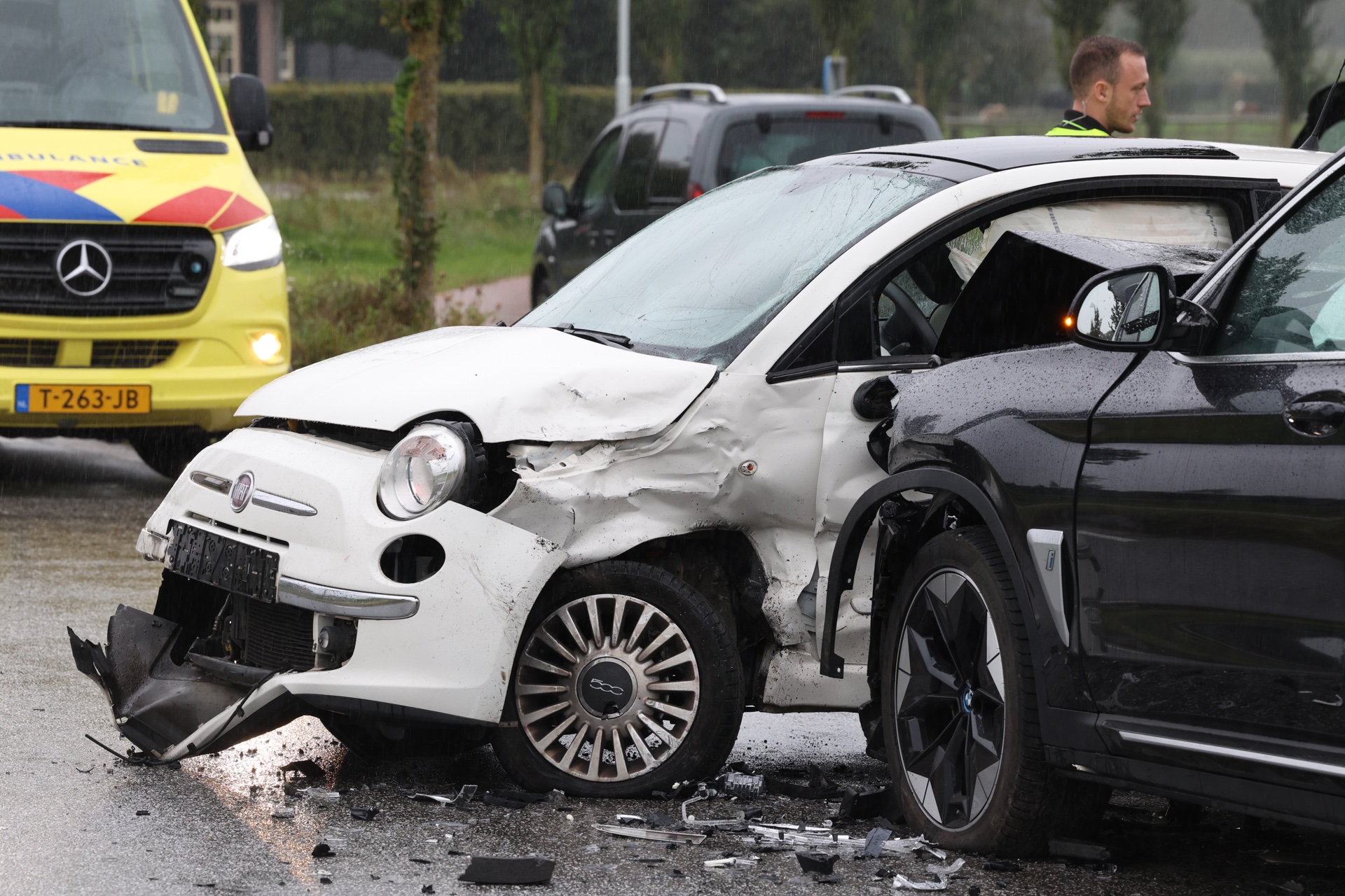 Weggebruikers regelen verkeer na aanrijding tussen meerdere voertuigen