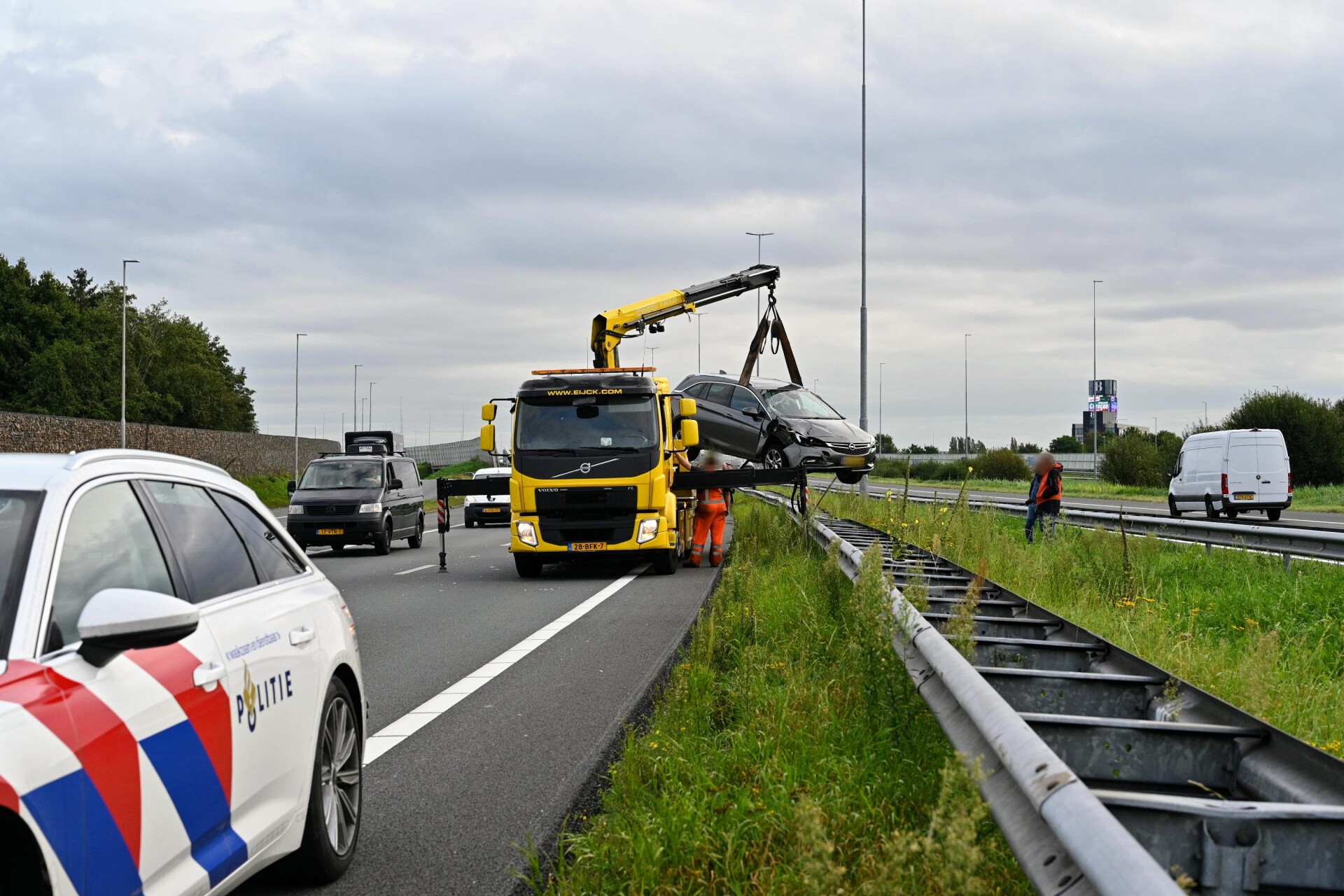Automobilist komt tussen de vangrails terecht bij ongeluk