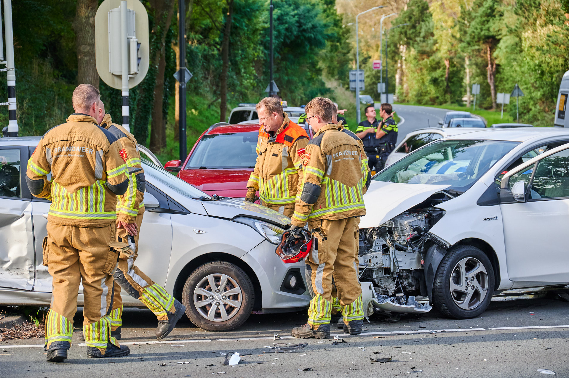 Twee auto’s botsen met een harde klap op elkaar
