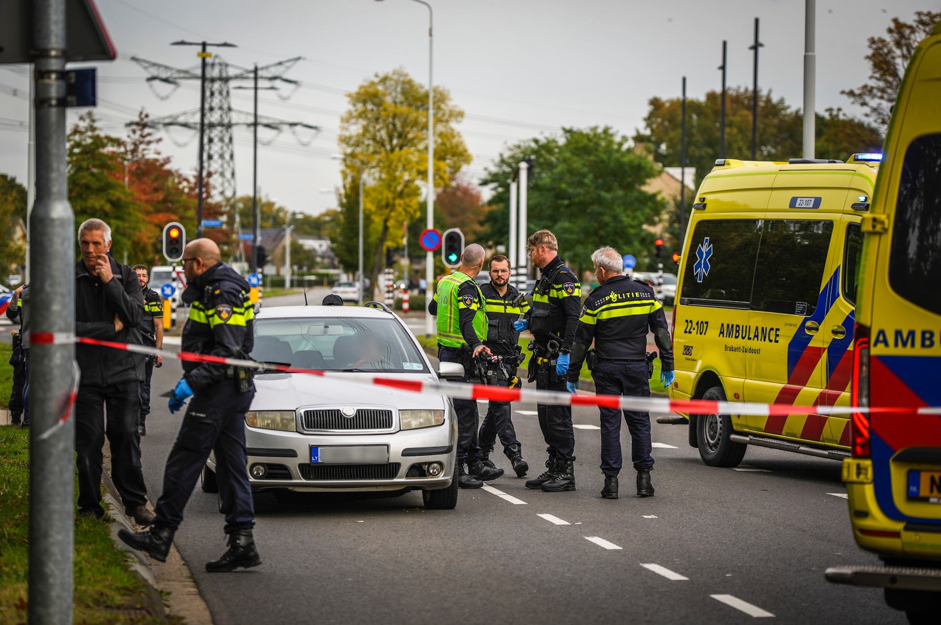 Jongetje steekt straat over en wordt geschept, traumaheli geland