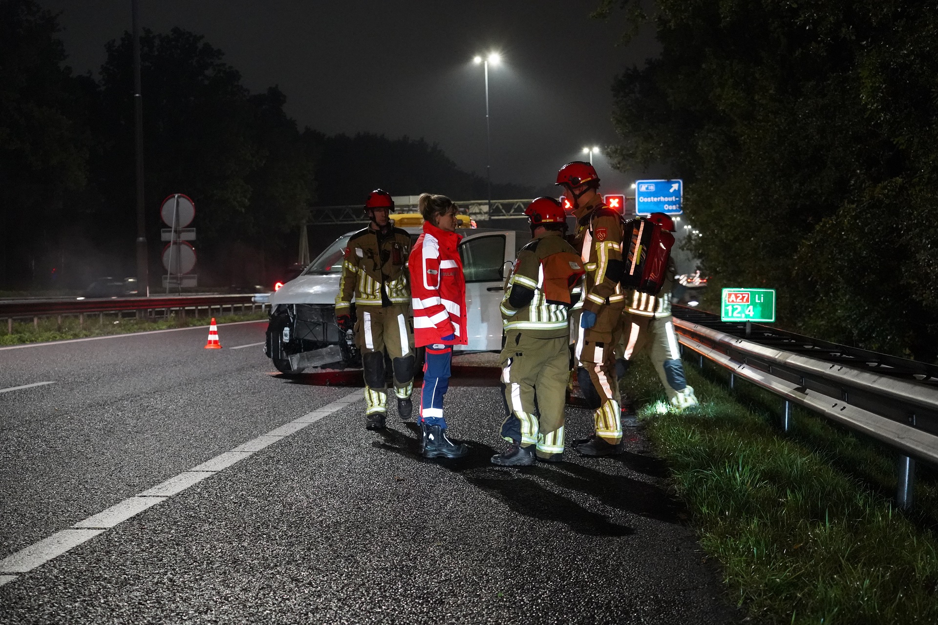 Bestelbus botst tegen vangrail, bestuurder gewond