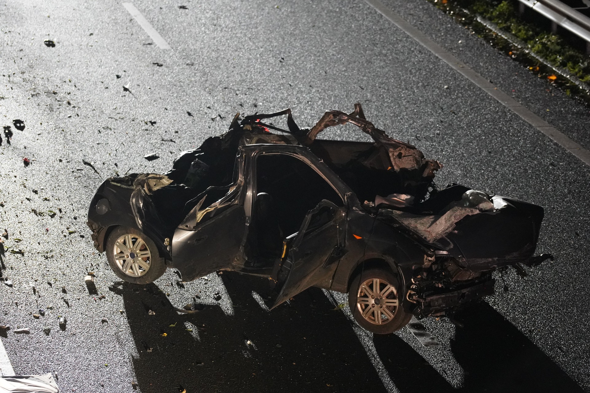 Update: Ravage na zwaar ongeval op snelweg, man dood en vrouw gewond