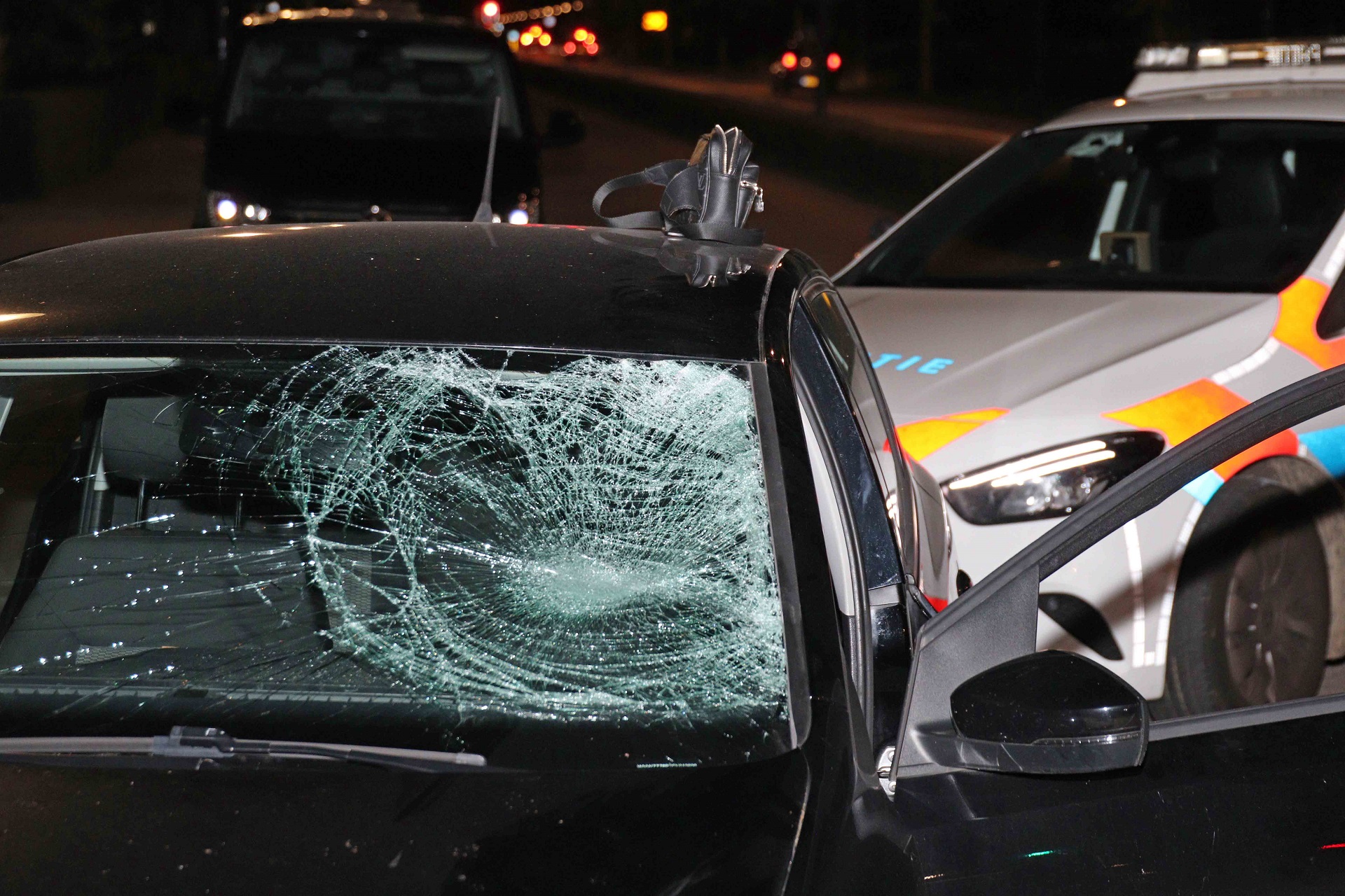 Auto rijdt door rood en schept voetganger