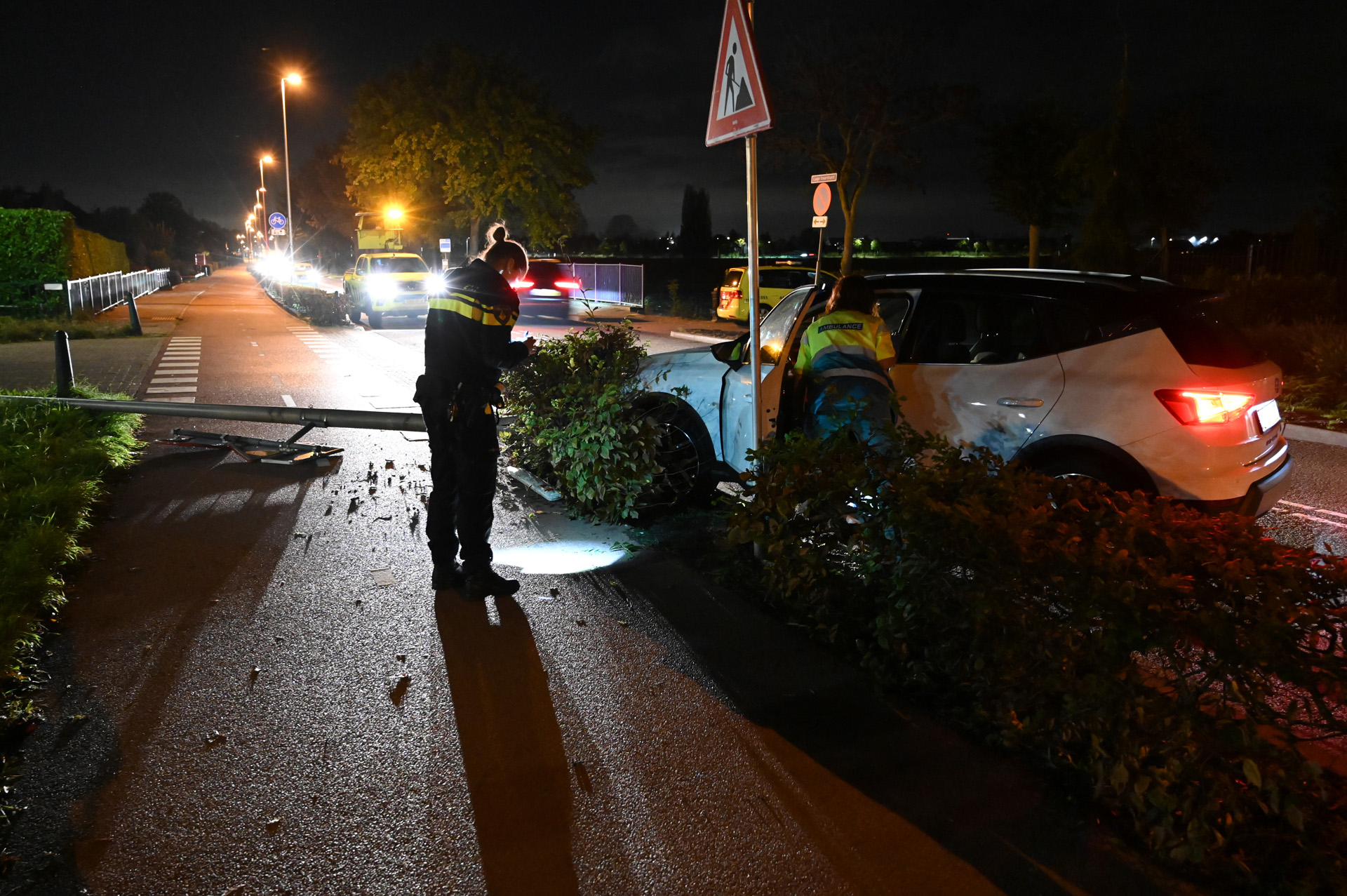 Automobiliste botst tegen lantaarnpaal en raakt gewond