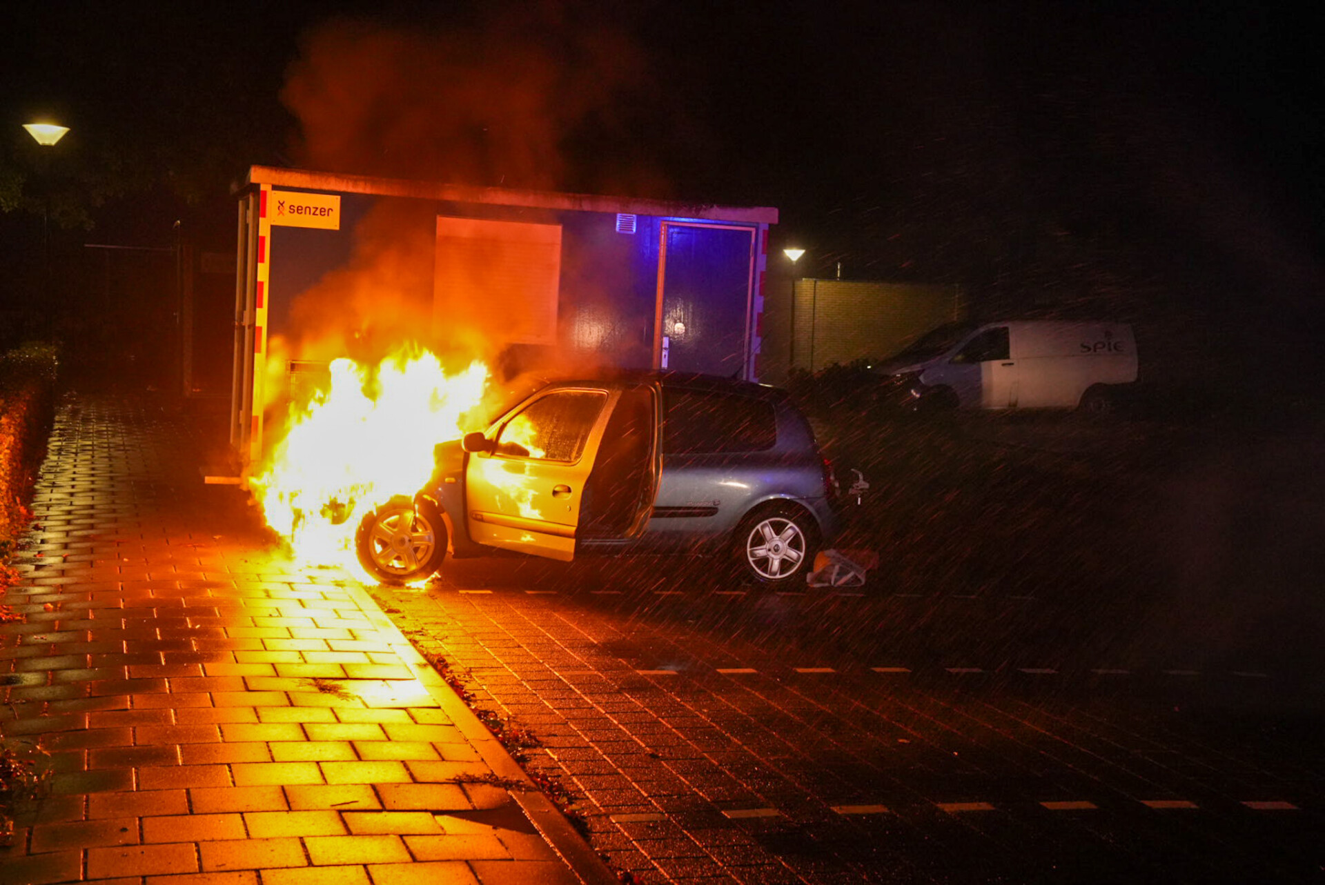 Auto vliegt spontaan in brand