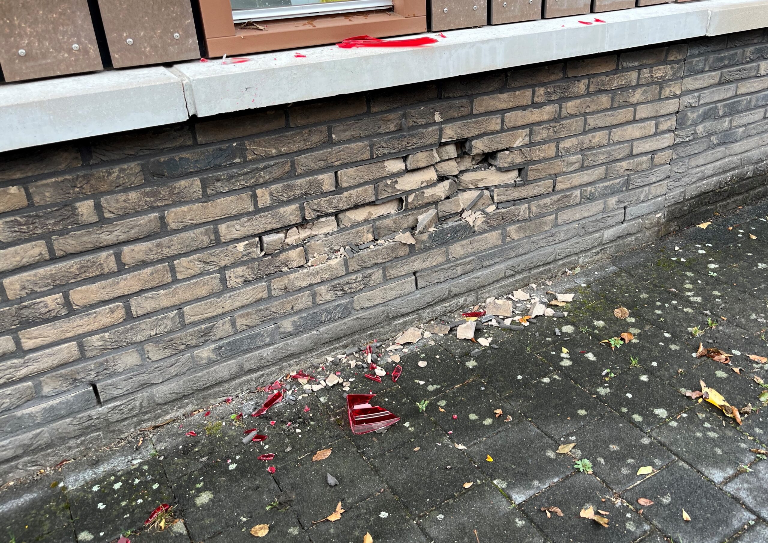 Automobiliste raakt onwel en ramt woning