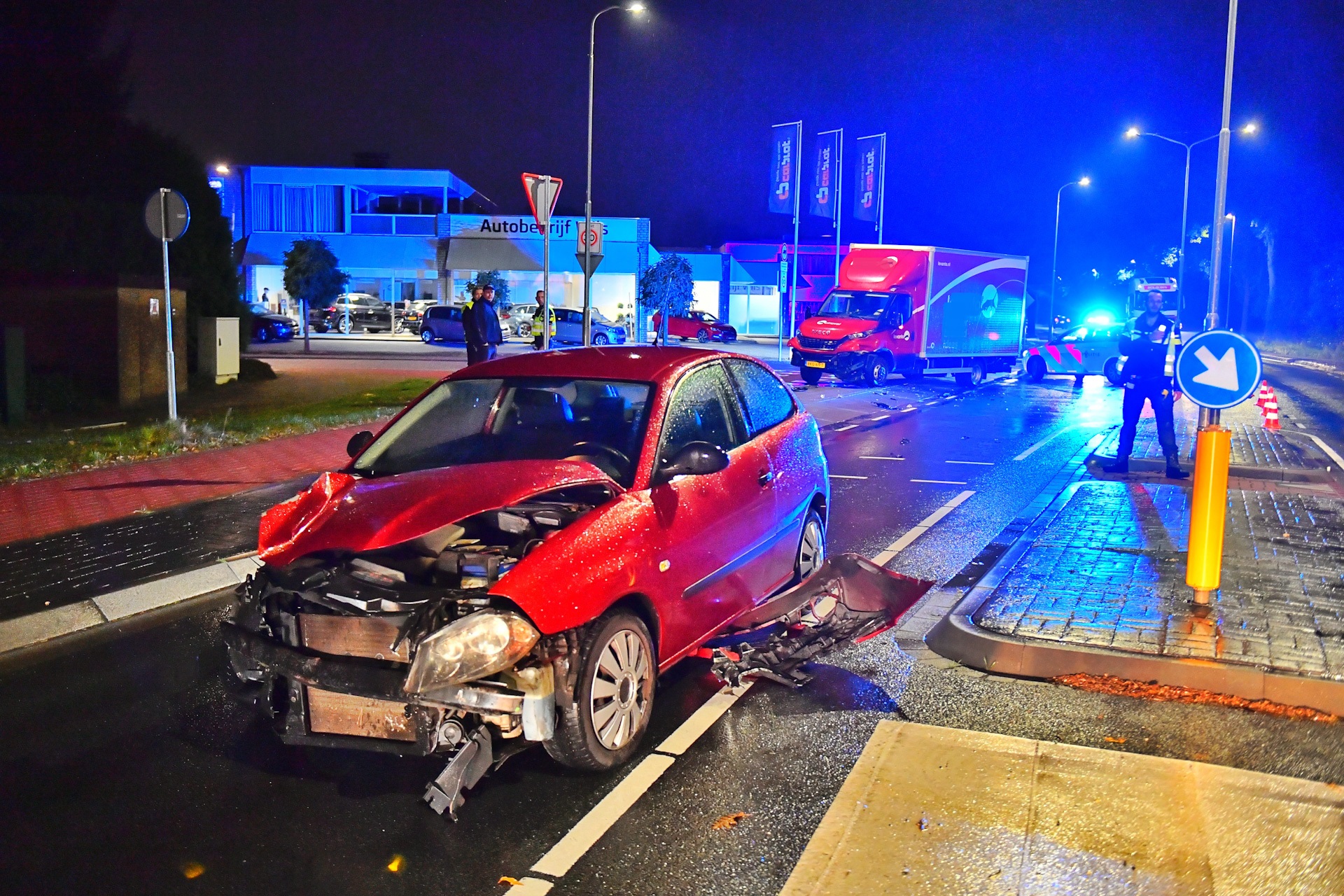 Veel schade na botsing tussen auto en vrachtwagentje