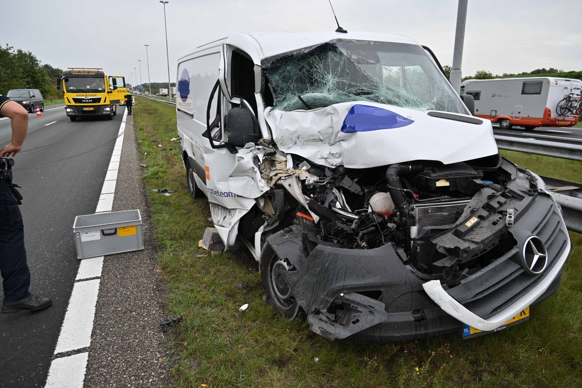 Bestelbus botst achterop bakwagen, lange file tot gevolg