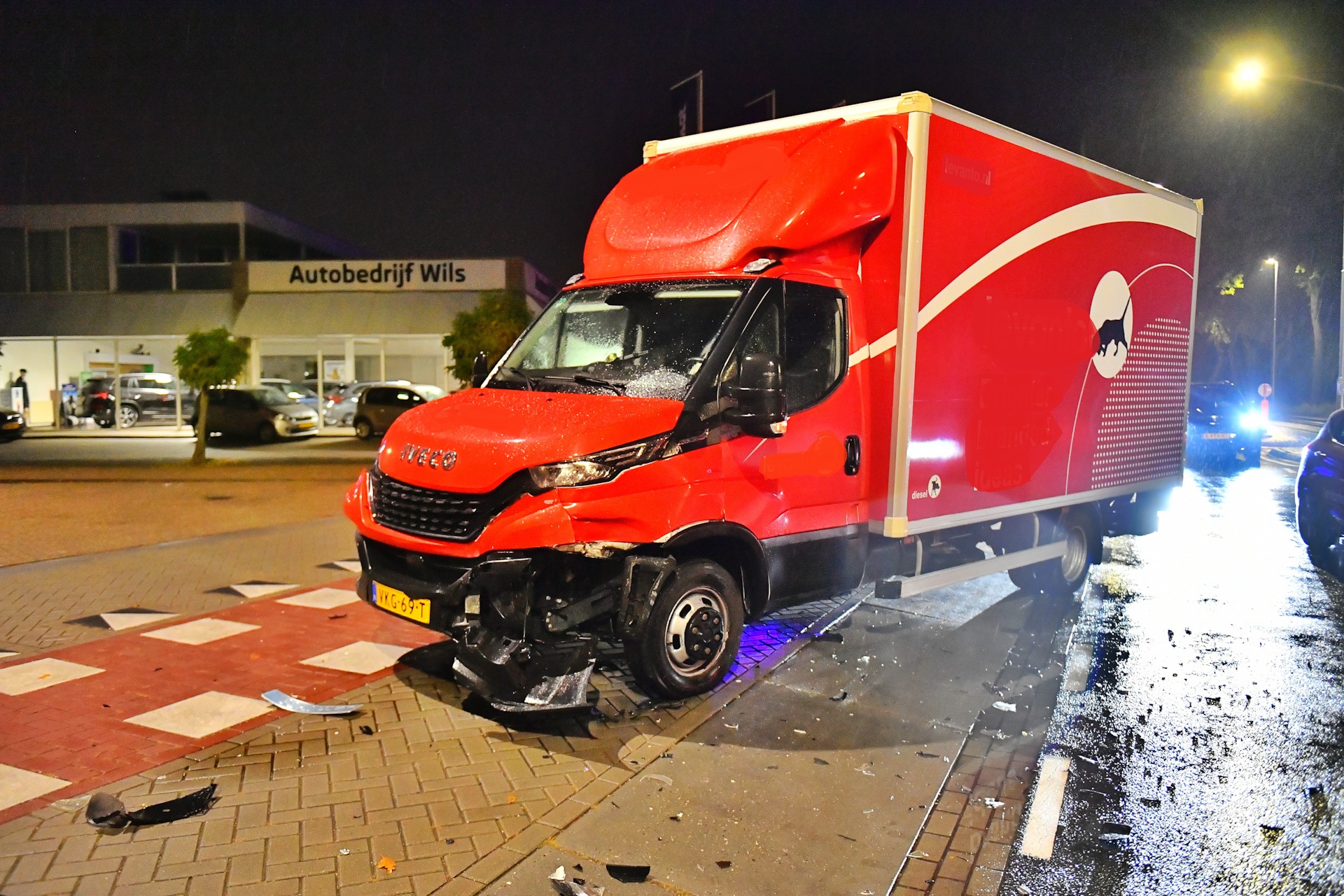 Veel Schade Na Botsing Tussen Auto En Vrachtwagentje - 112Brabant