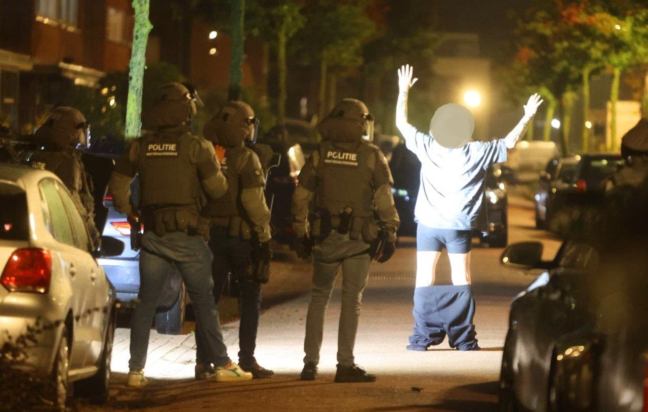 UPDATE: Politie doet inval in woning, verdachte gekoppeld aan gevonden explosieven