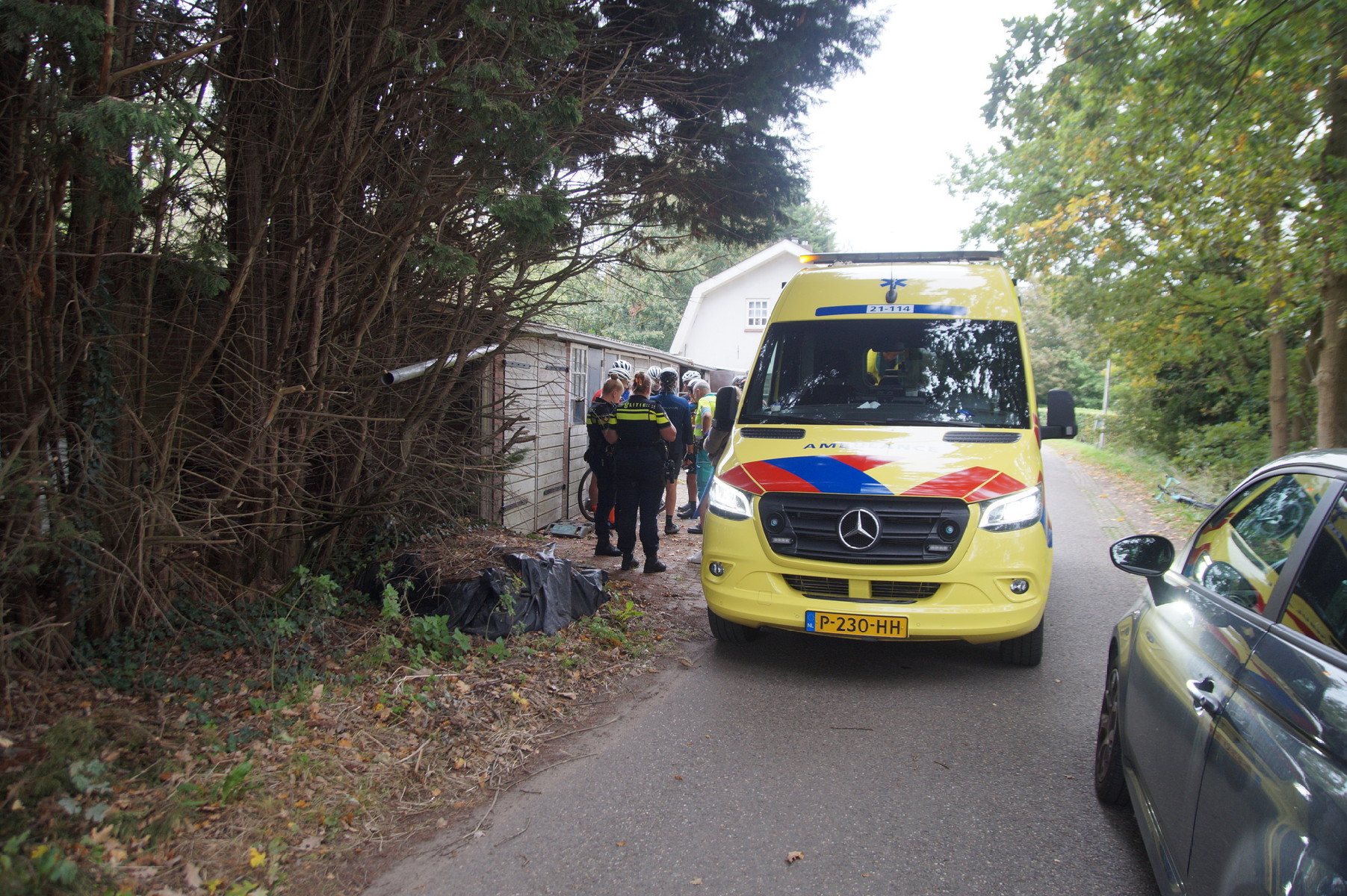 Groep wielrenners van fiets gereden door automobilist