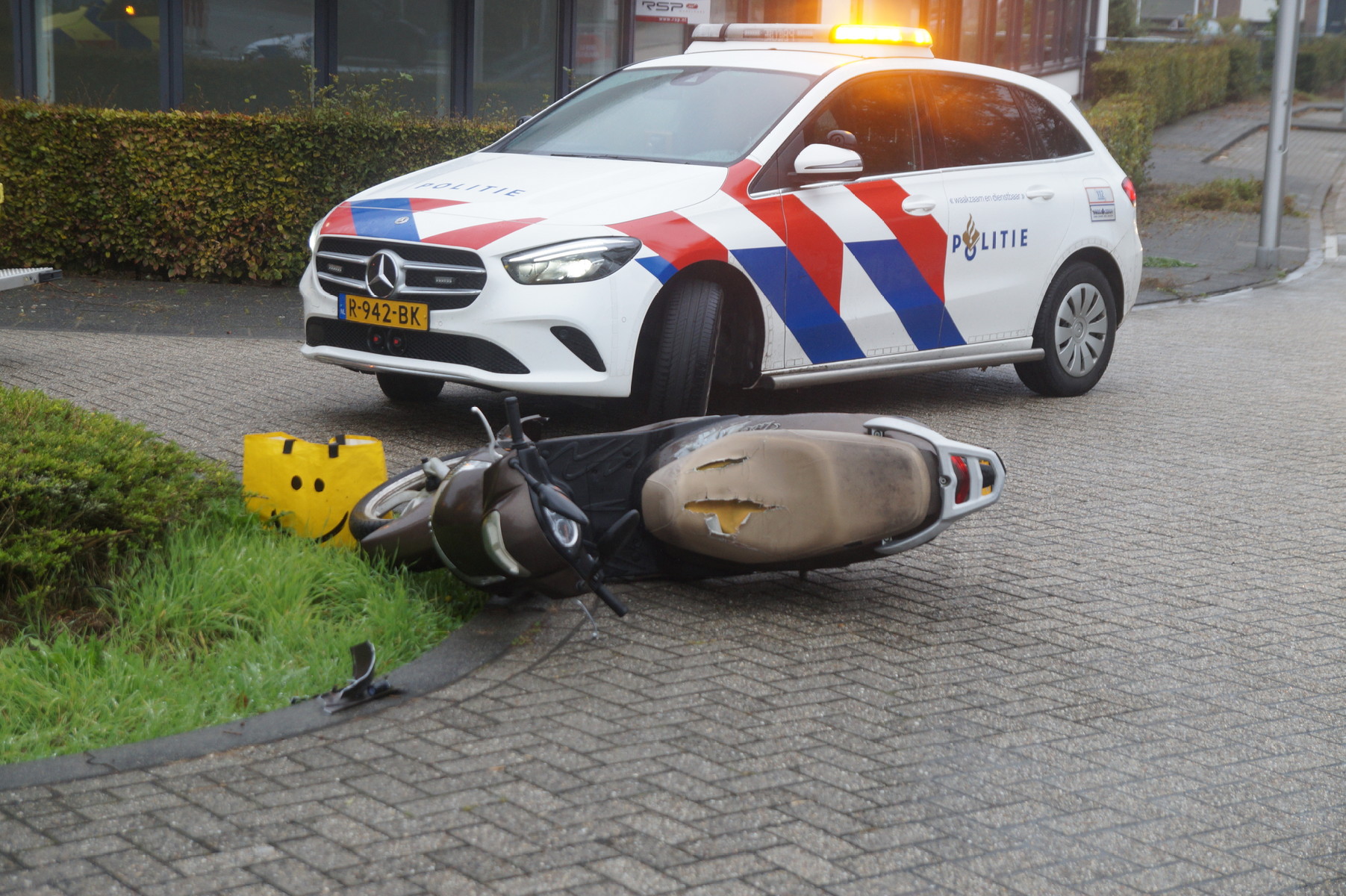 Scooterrijdster en automobilist botsen met elkaar