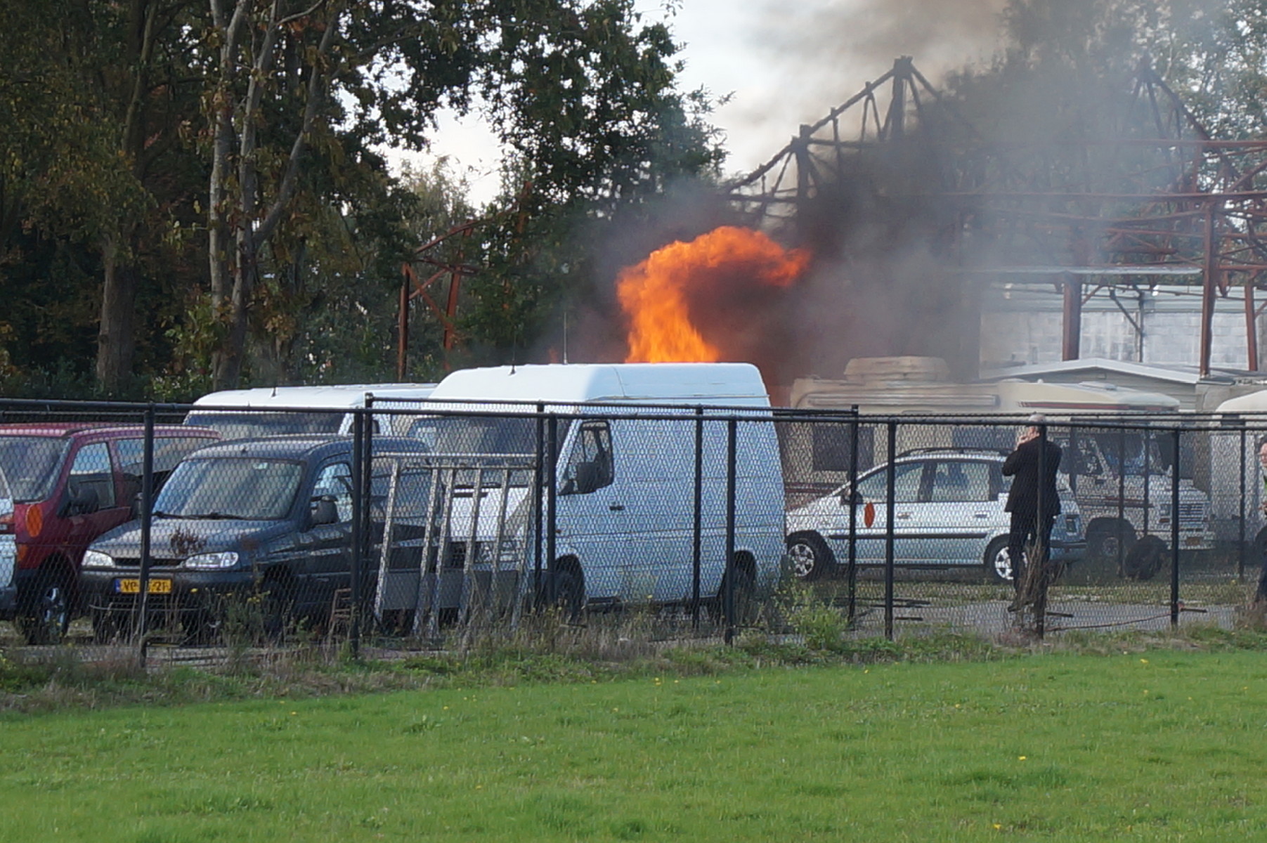 Brandweer rukt uit voor autobrand bij autohandel