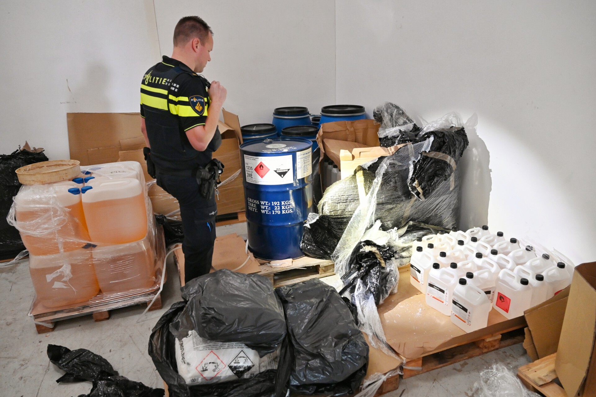 Duizenden liters chemicaliën voor productie van drugs aangetroffen