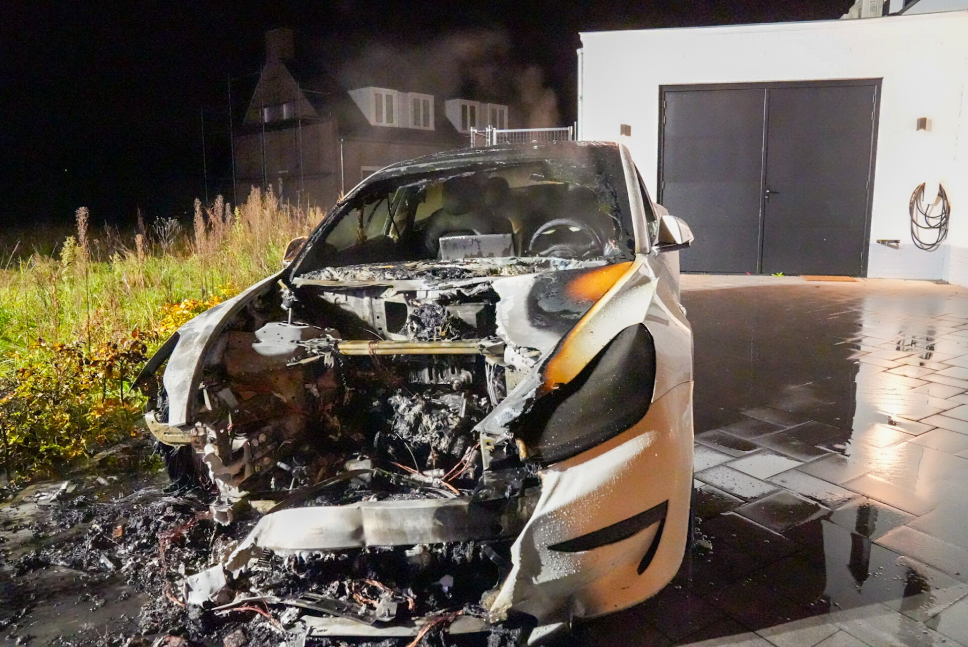 Tesla voor woning in brand gestoken