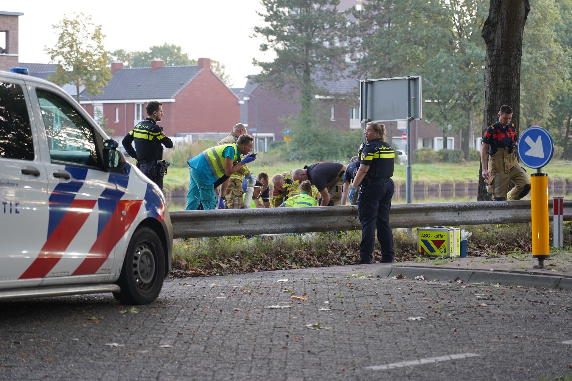 Persoon belandt in kanaal; met spoed naar ziekenhuis