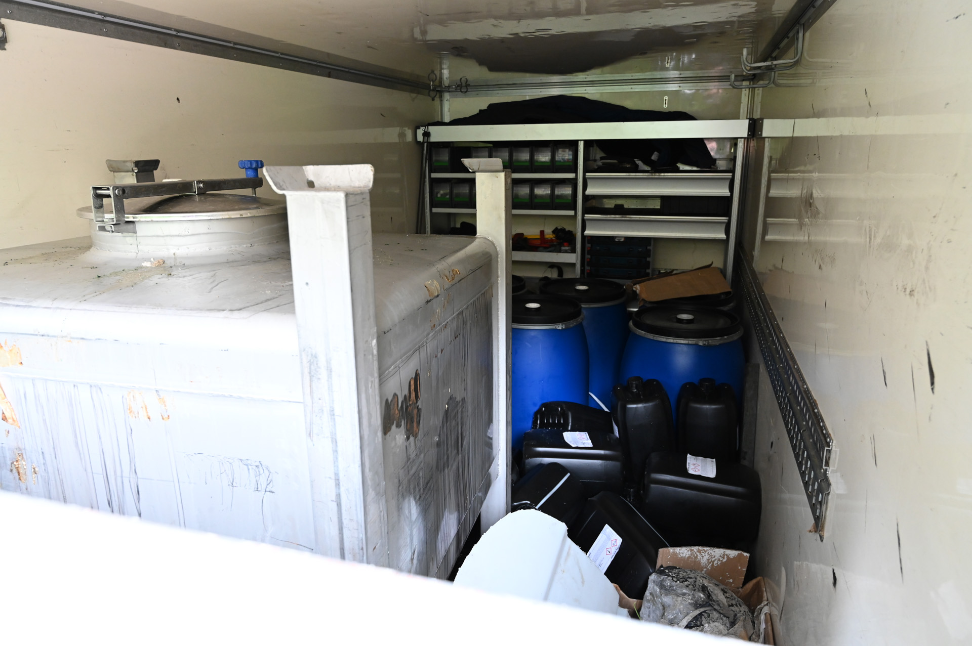 Vrachtwagentje vol drugsafval op parkeerplaats aangetroffen