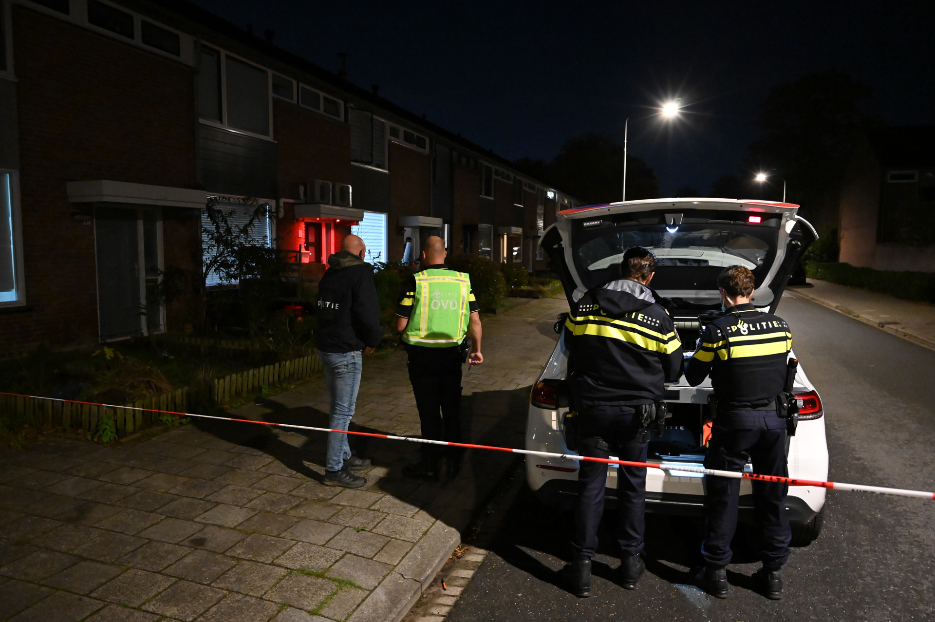 Jongens op scooter gooien molotovcocktail naar woning