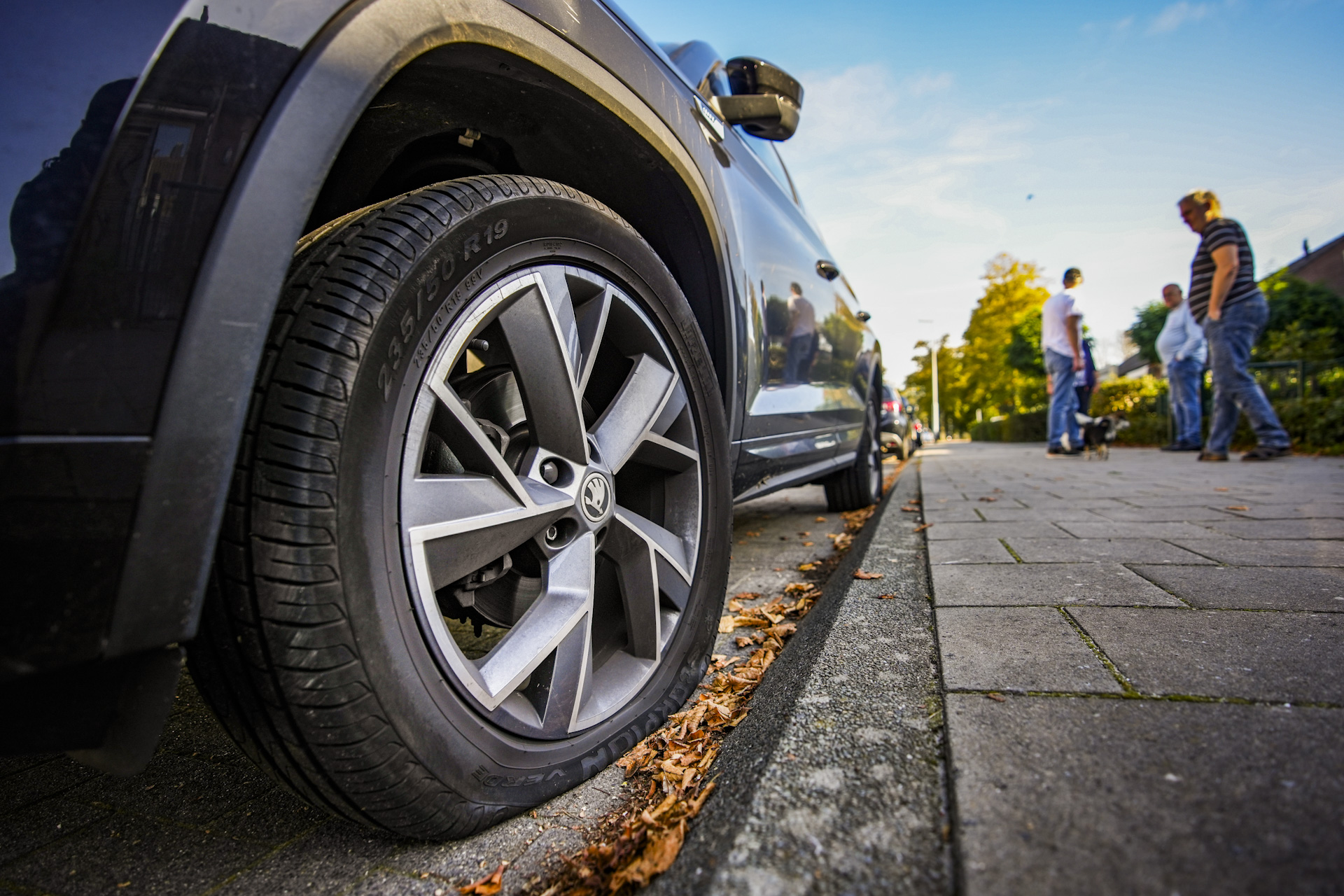 Banden van geparkeerde auto’s lekgeprikt
