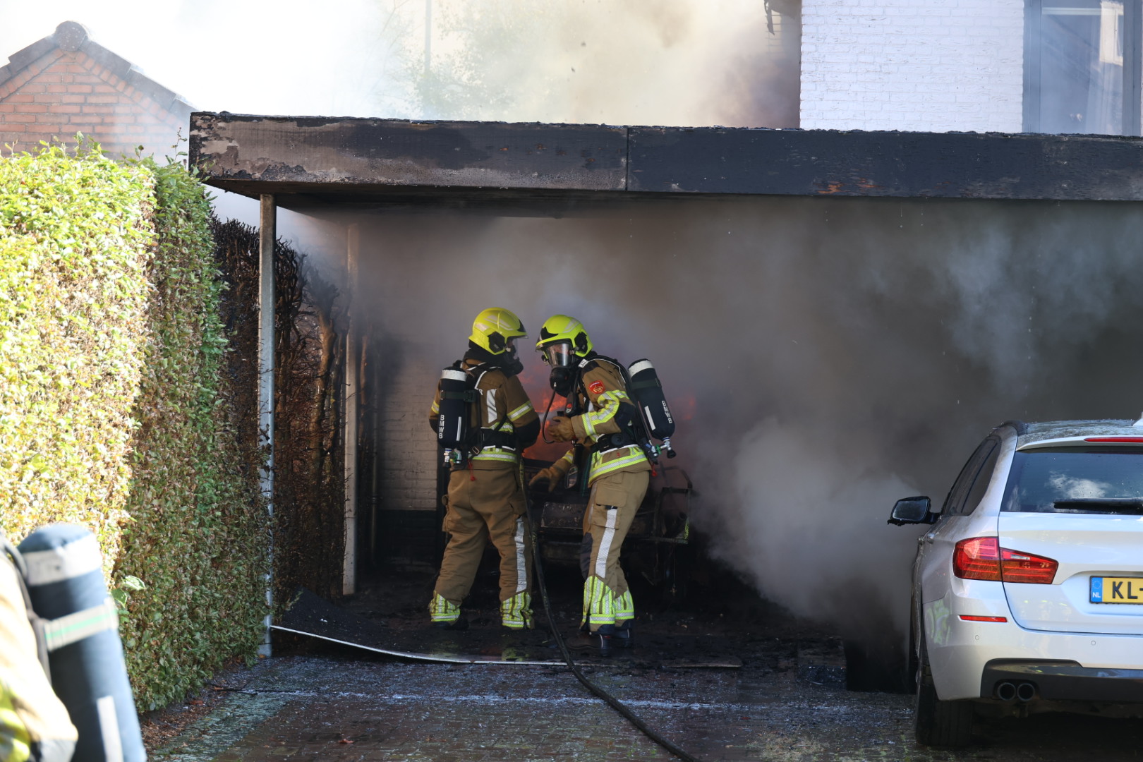 Oldtimers verwoest bij felle garagebrand bij woning