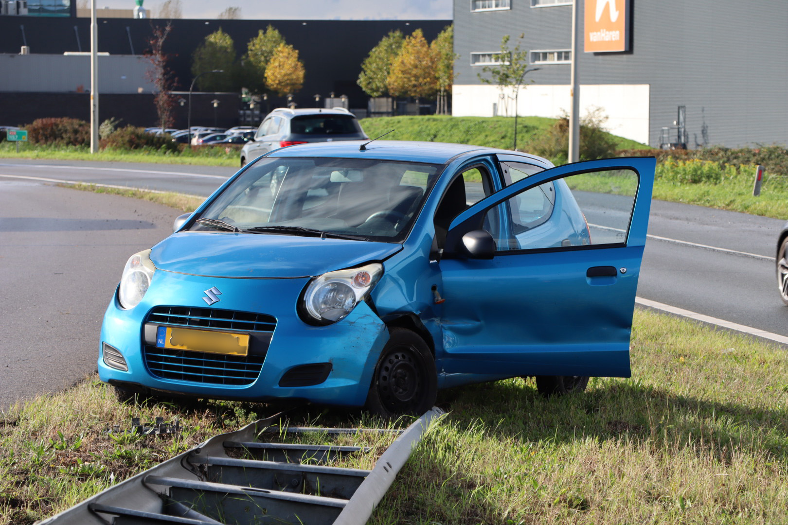 Auto flink beschadigd na aanrijding op toerit A59