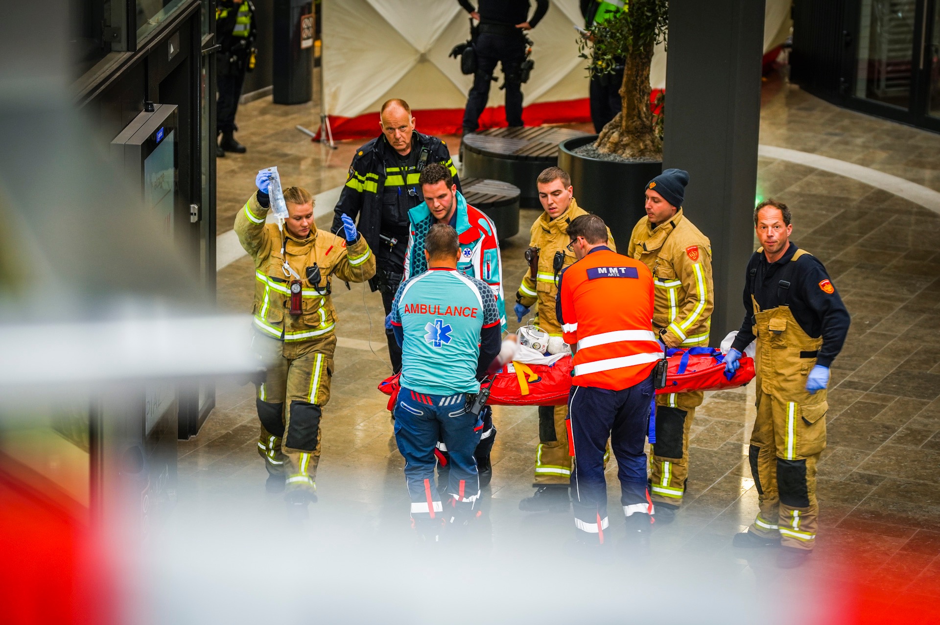 Man valt van 3 verdiepingen naar beneden in druk centrum