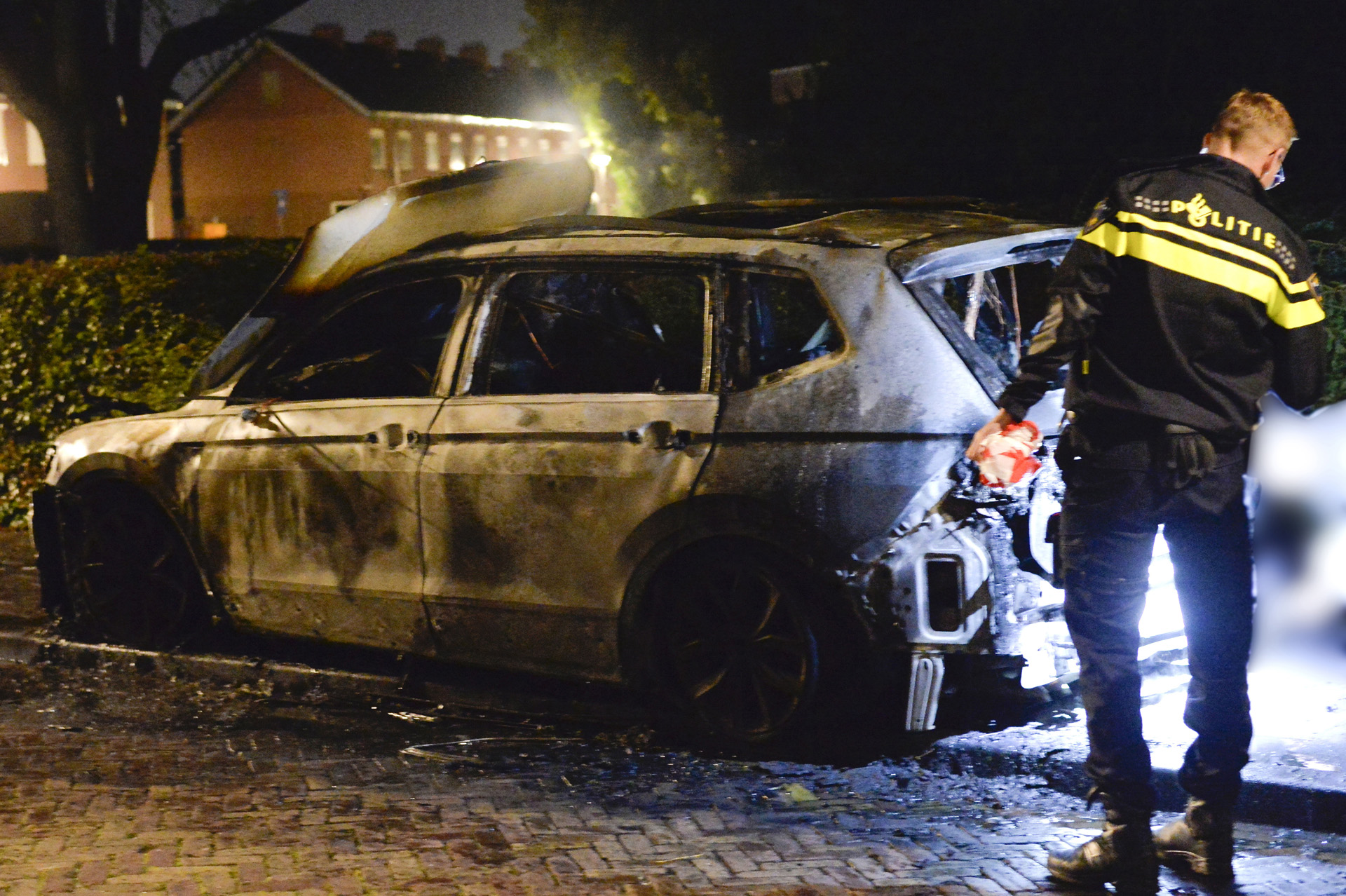 Geparkeerde auto door brand verwoest