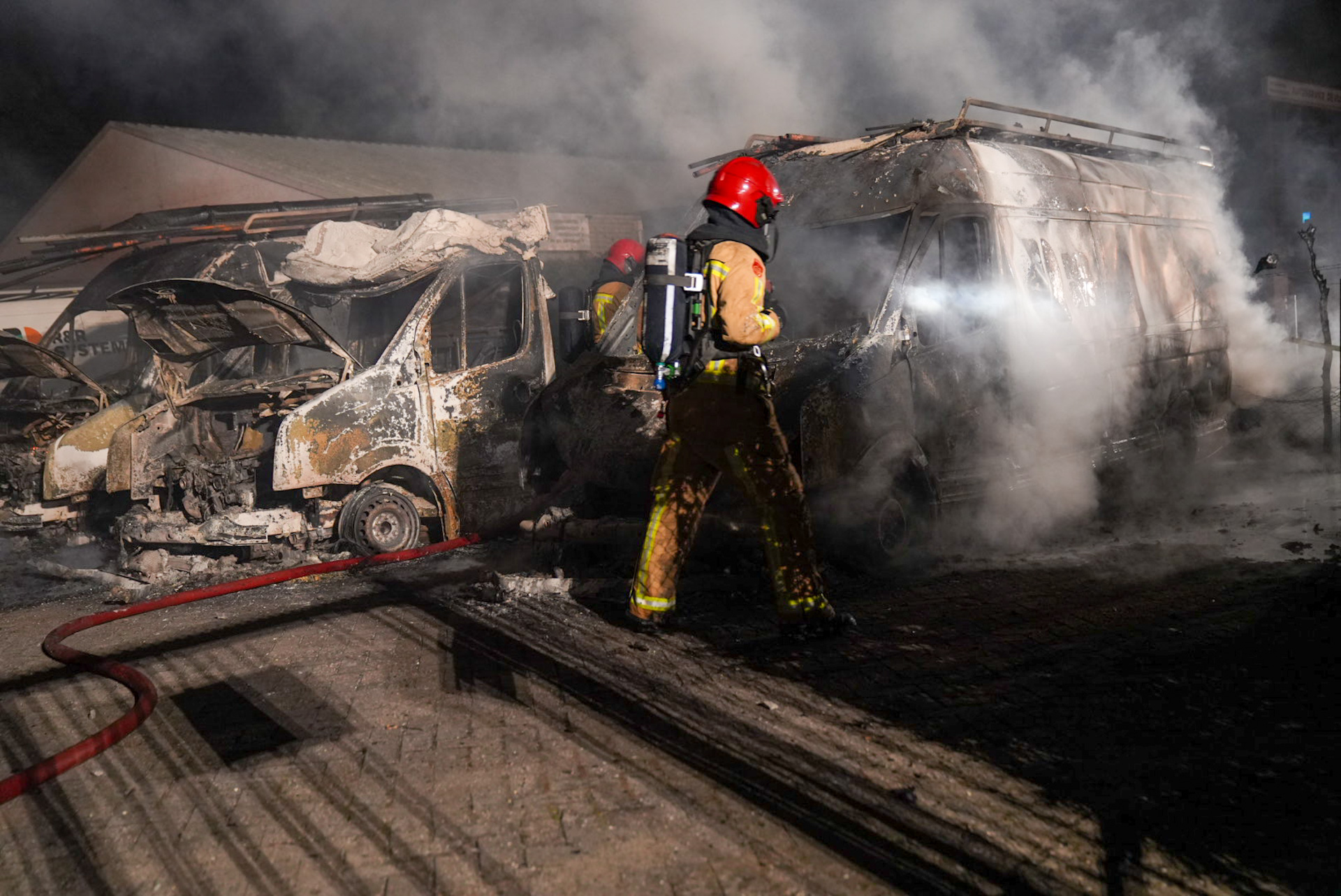 Vier bestelbussen uitgebrand, politie onderzoekt mogelijke brandstichting