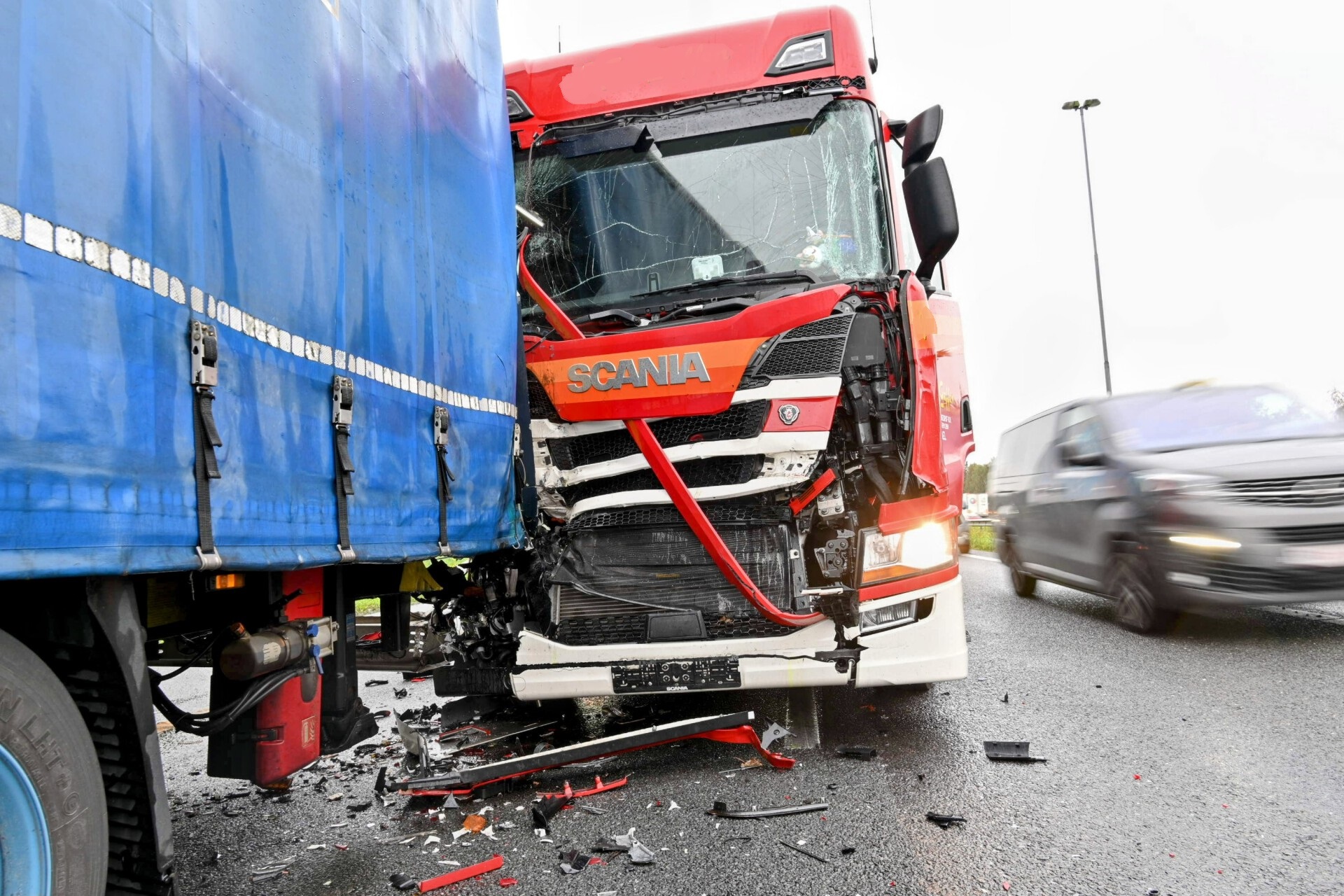 Veel schade na botsing tussen vrachtwagens