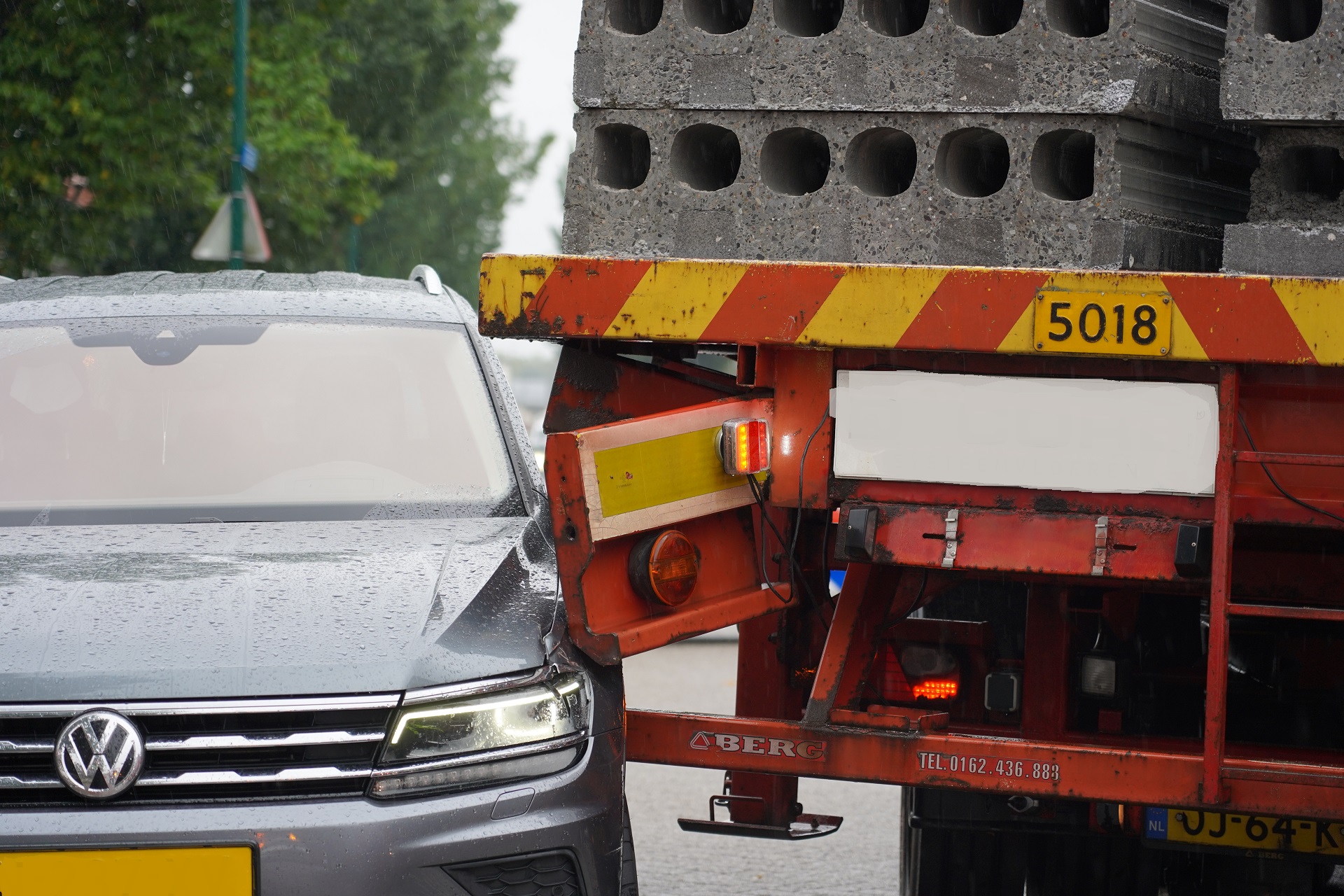 Auto botst tegen uitzwenkende vrachtwagen