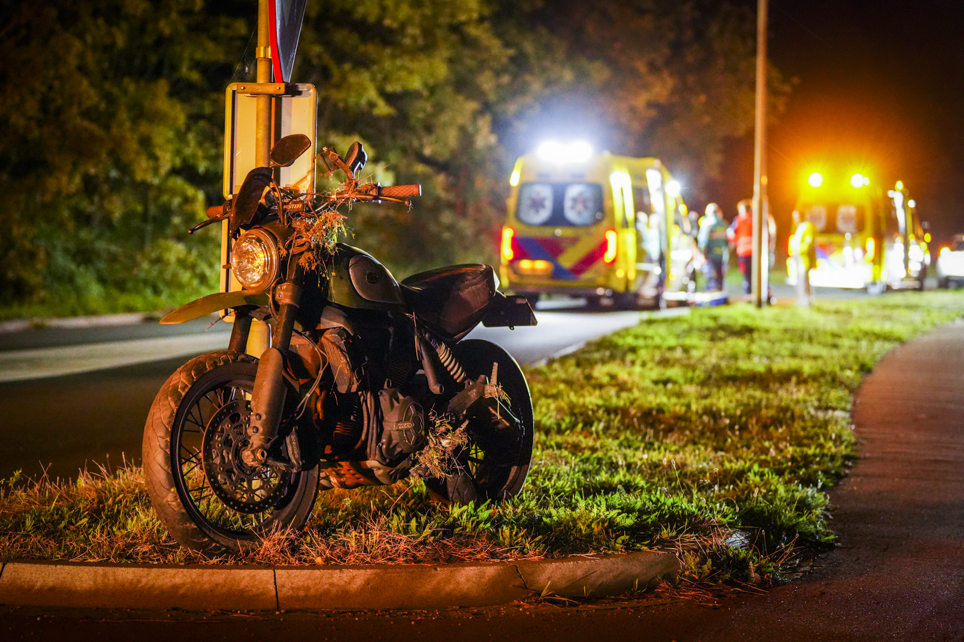 Bewusteloze motorrijder aangetroffen op fietspad