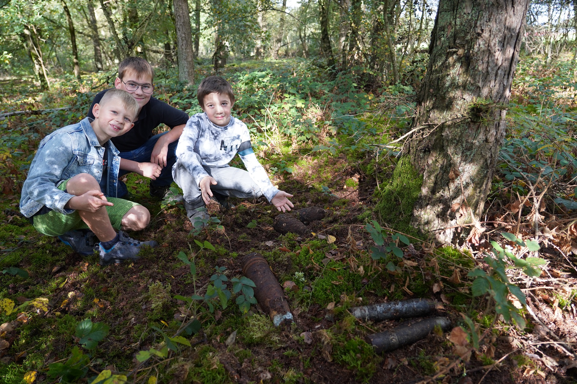 Spelende kinderen vinden explosieven in bos