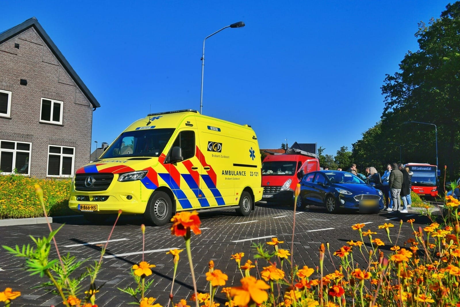Kop-staart botsing tussen werkbusje en auto