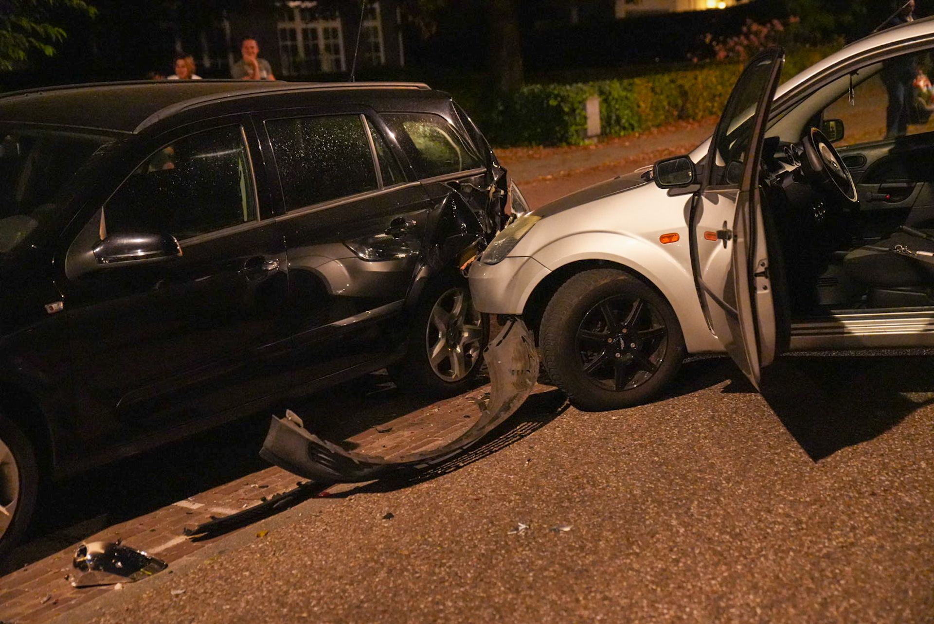 Automobilist botst tegen geparkeerde auto en raakt gewond