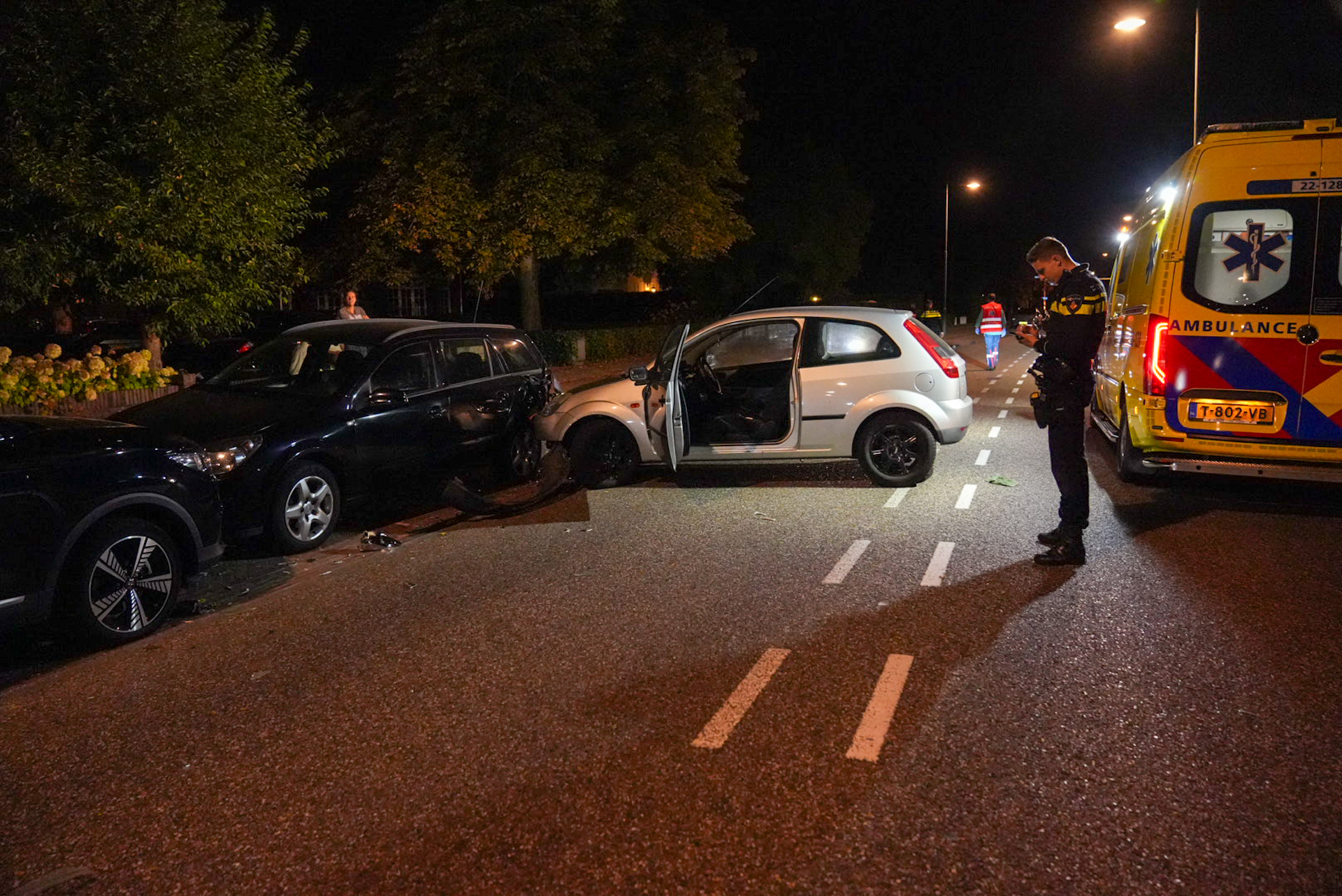 Automobilist Botst Tegen Geparkeerde Auto En Raakt Gewond - 112Brabant